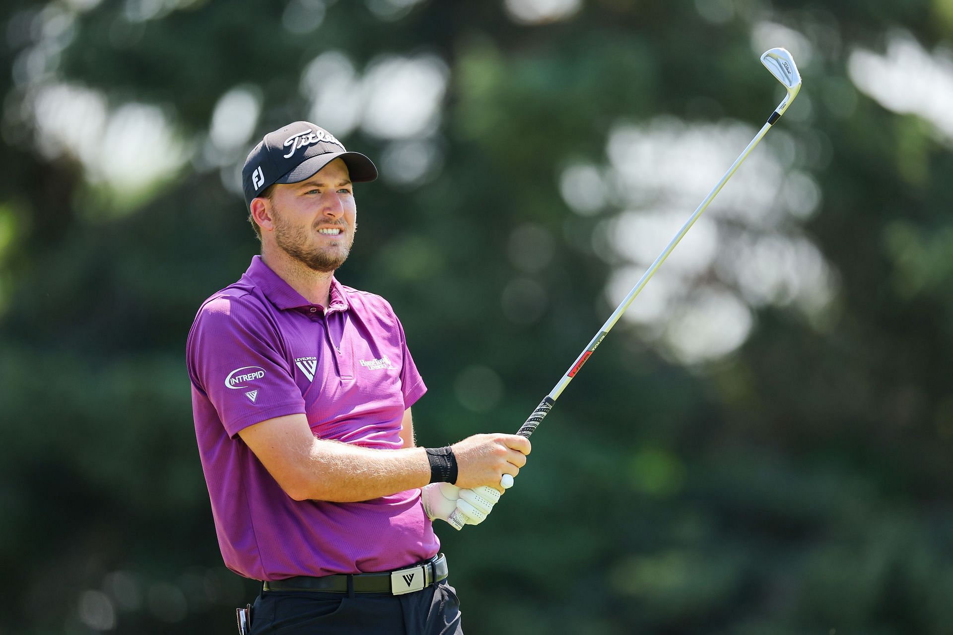 Lee Hodges watches his shot from the eighth tee during the first round of the 3M Open