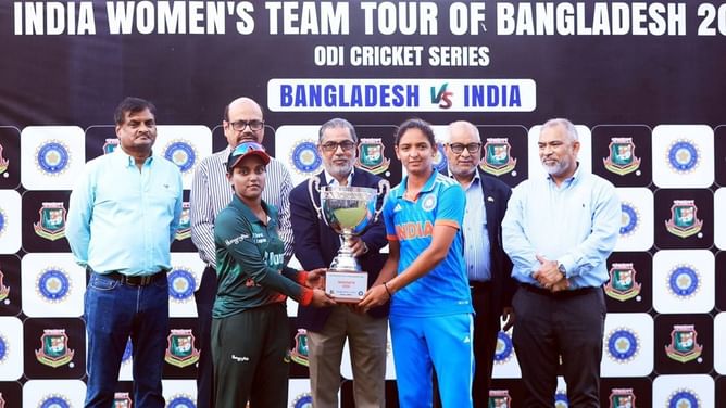 BAN-W vs IND W: ट्रॉफी वितरण के वक्त हरमनप्रीत कौर का फूटा गुस्सा, बांग्लादेशी कप्तान को अंपायरों को साथ लाने बोला