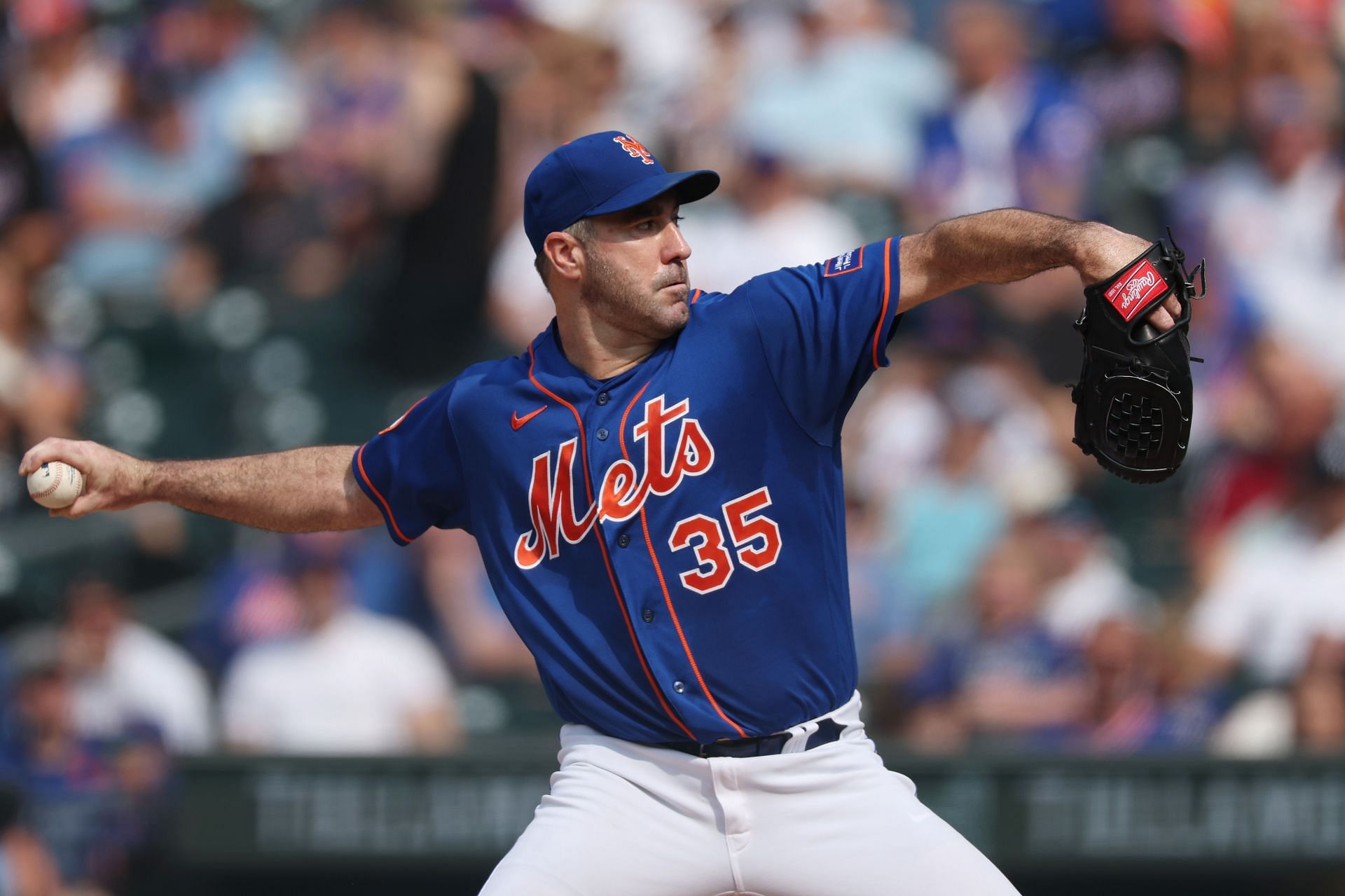 Justin Verlander of the New York Mets pitches against the San Francisco Giants during their game at Citi Field