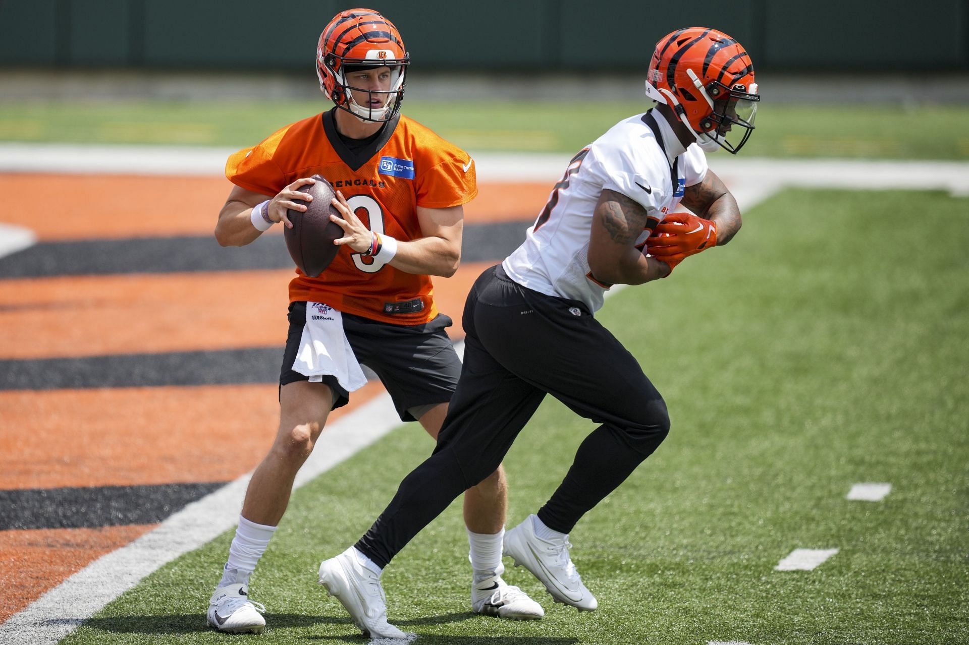 Bengals RB Joe Mixon with his QB, Joe Burrow