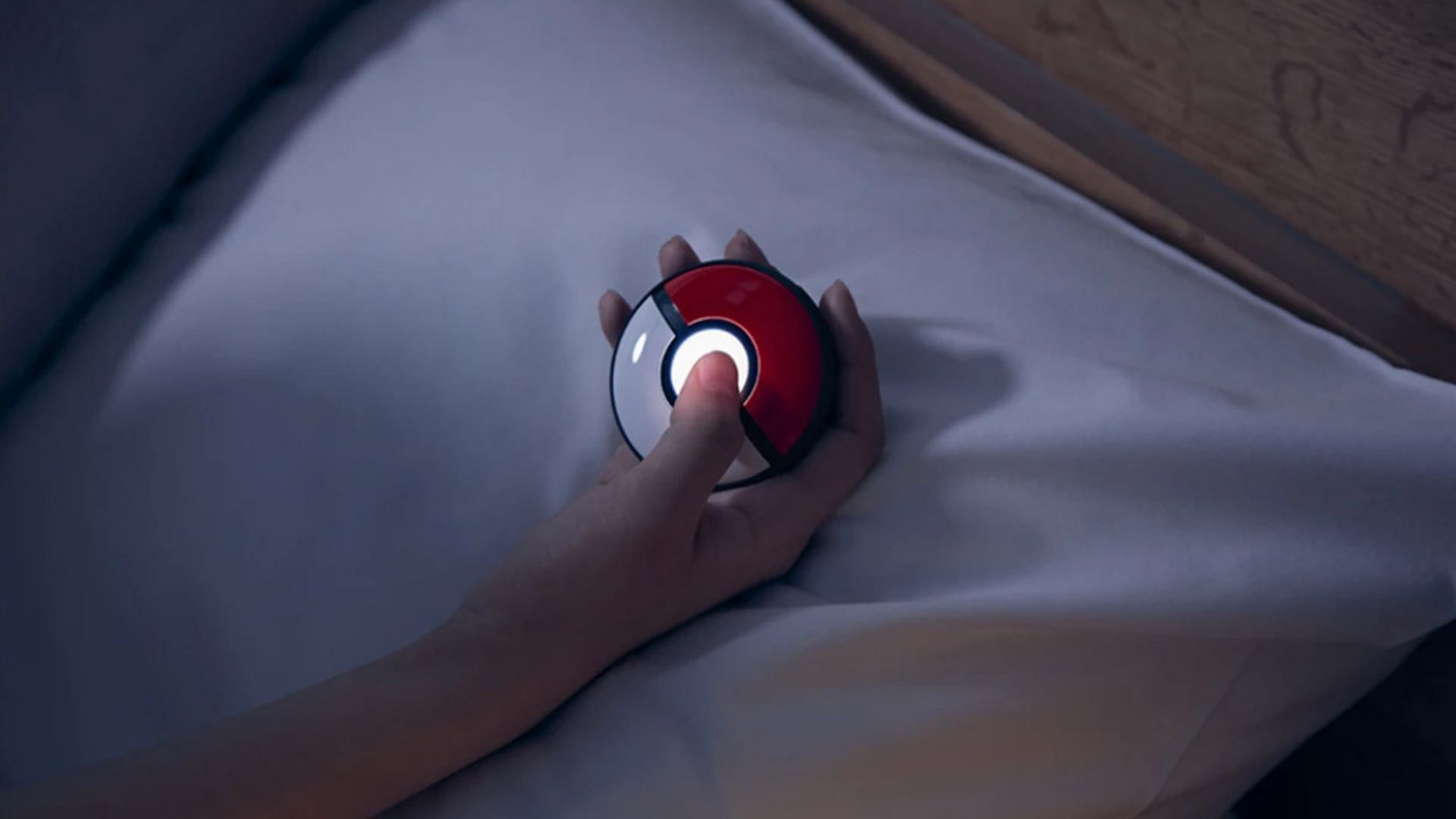 This device looks like a standard Poke Ball (Image via Niantic)