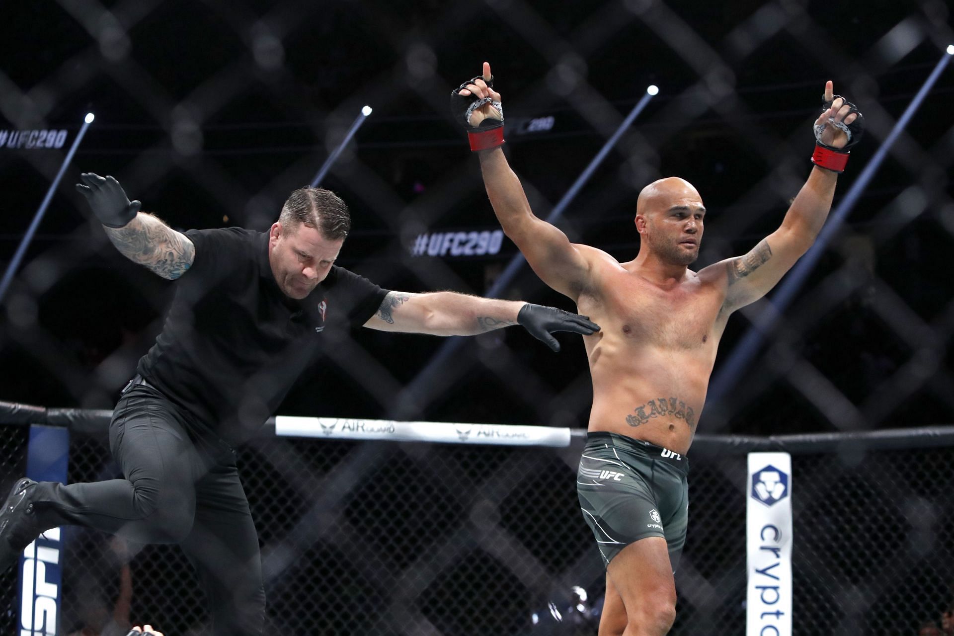 Robbie Lawler retired in style by knocking out Niko Price