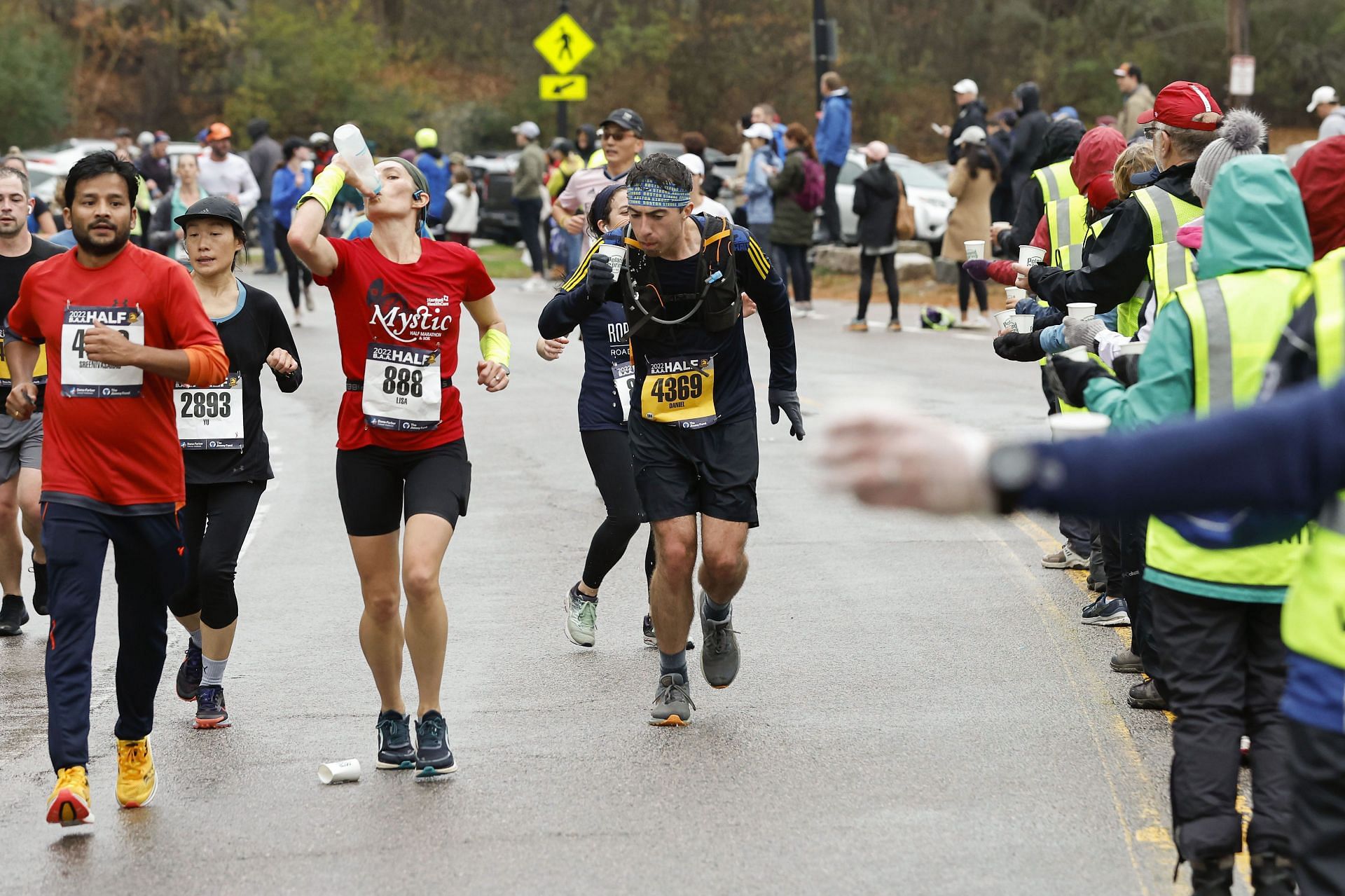 People hydrating themselves during the 2022 Boston Half Marathon (Image via Getty)