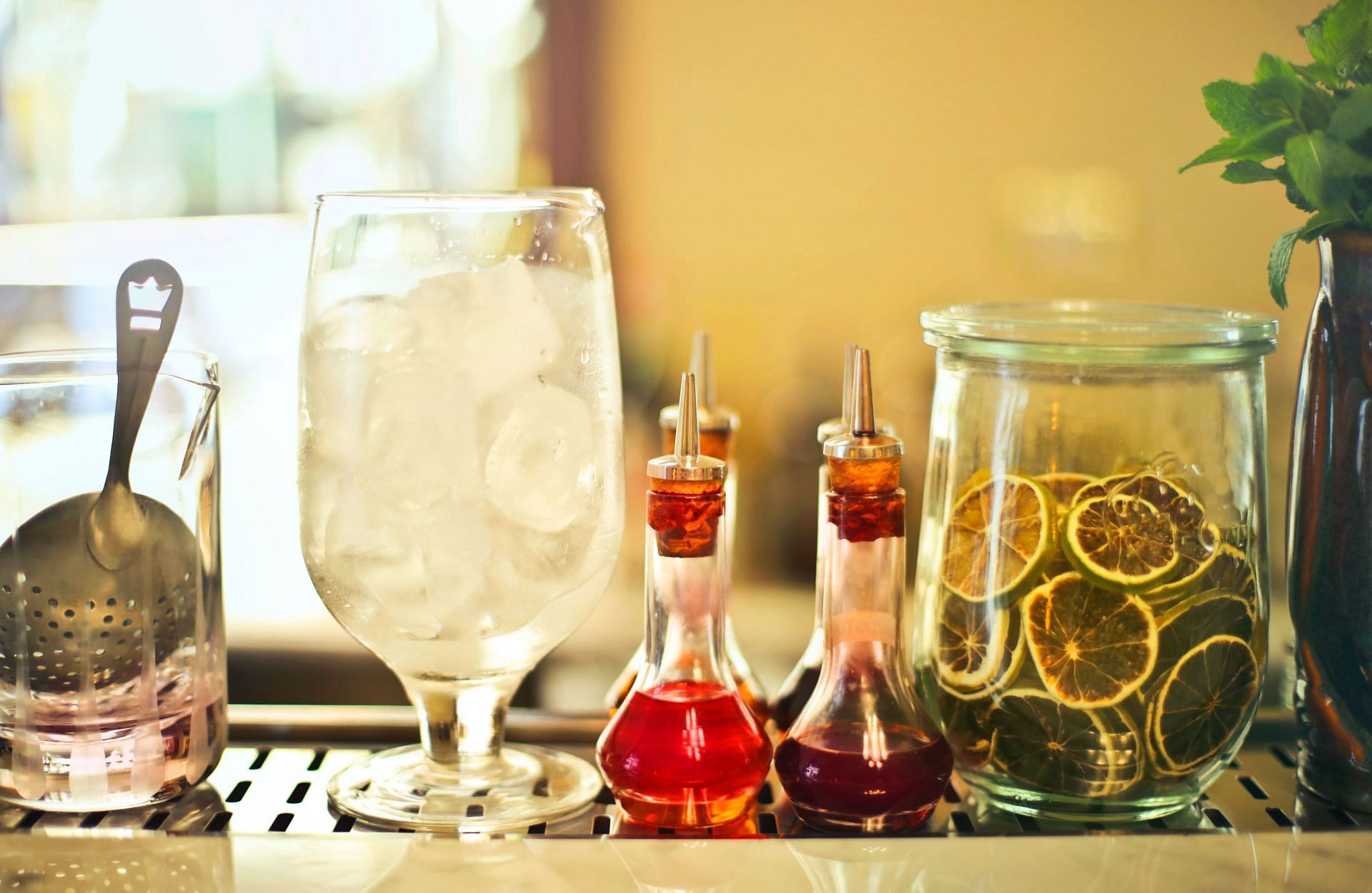 Some flavored-water recipes to try (Image via Pexels / Andrea Piacquadio)