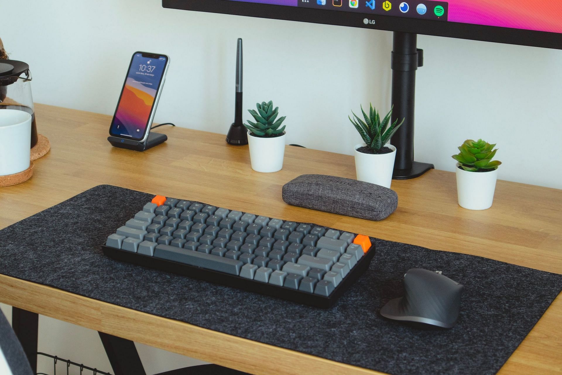 The Best wireless small form factor keyboards for a tidy workspace (Image via Unsplash)