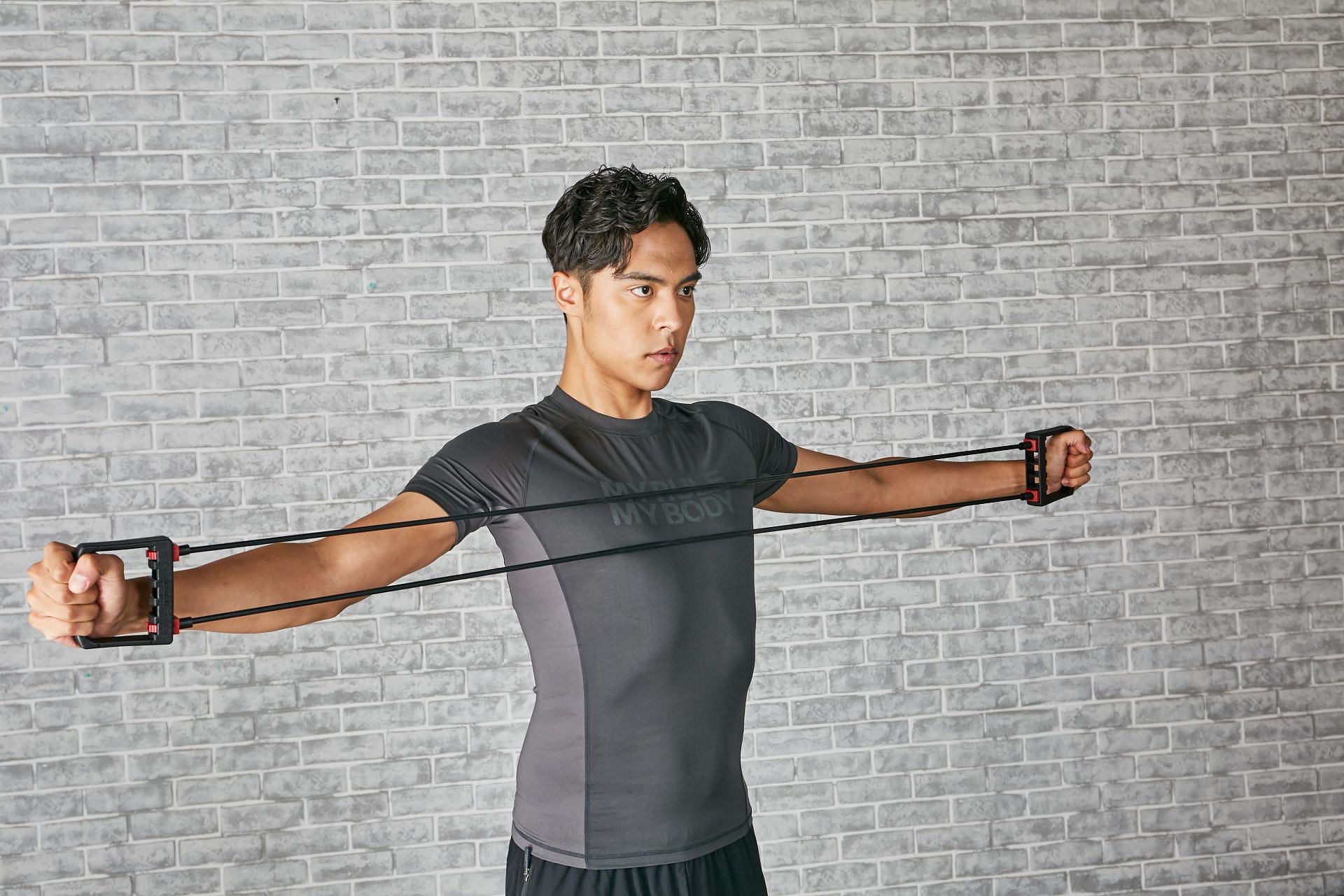 The chest stretcher, also known as the chest expander, is a multipurpose exercise tool used to develop the muscles of the chest, shoulders, and arms (Image via Decathlon)