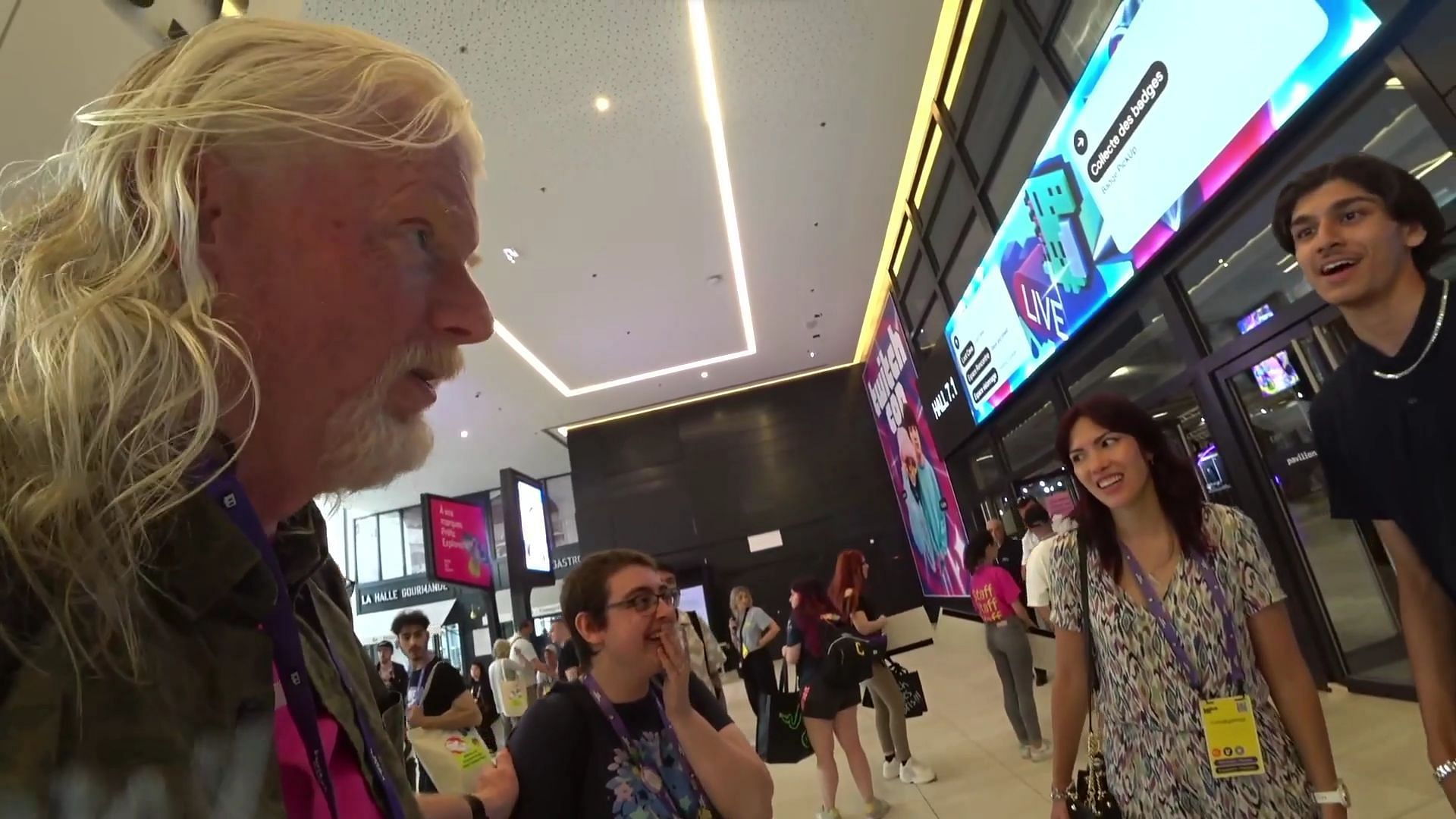 Twitch CEO Dan Clancy helped a woman at TwitchCon (Image via DJClancy/Twitch)