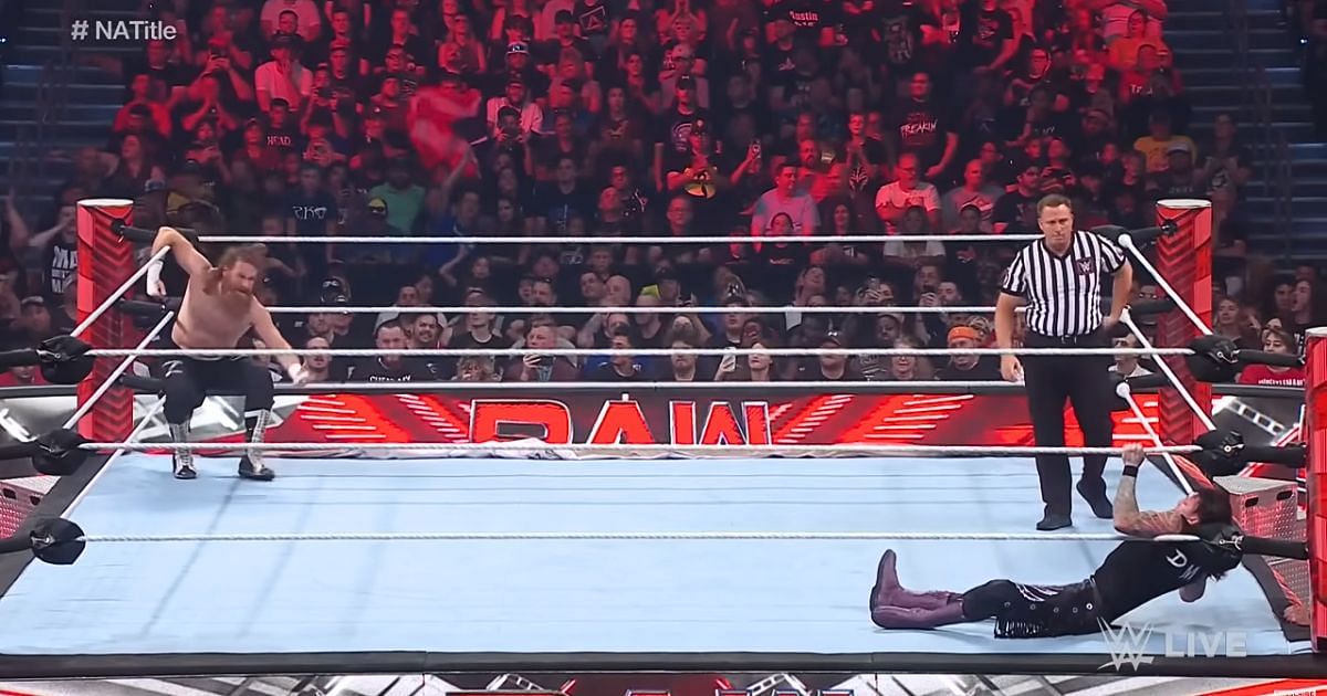 Sami Zayn waiting to deliver his finisher on Dominik on RAW.