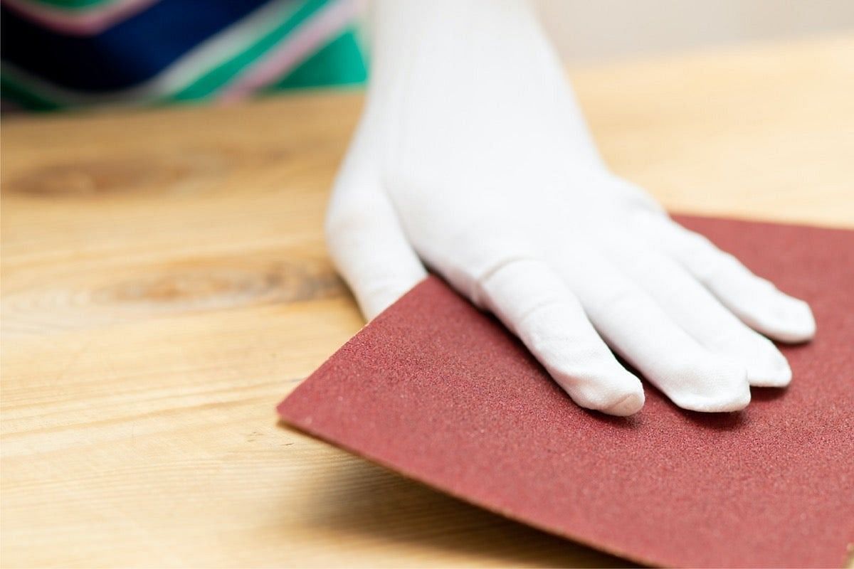 Cover the hands before using glue (Image via Getty Images)