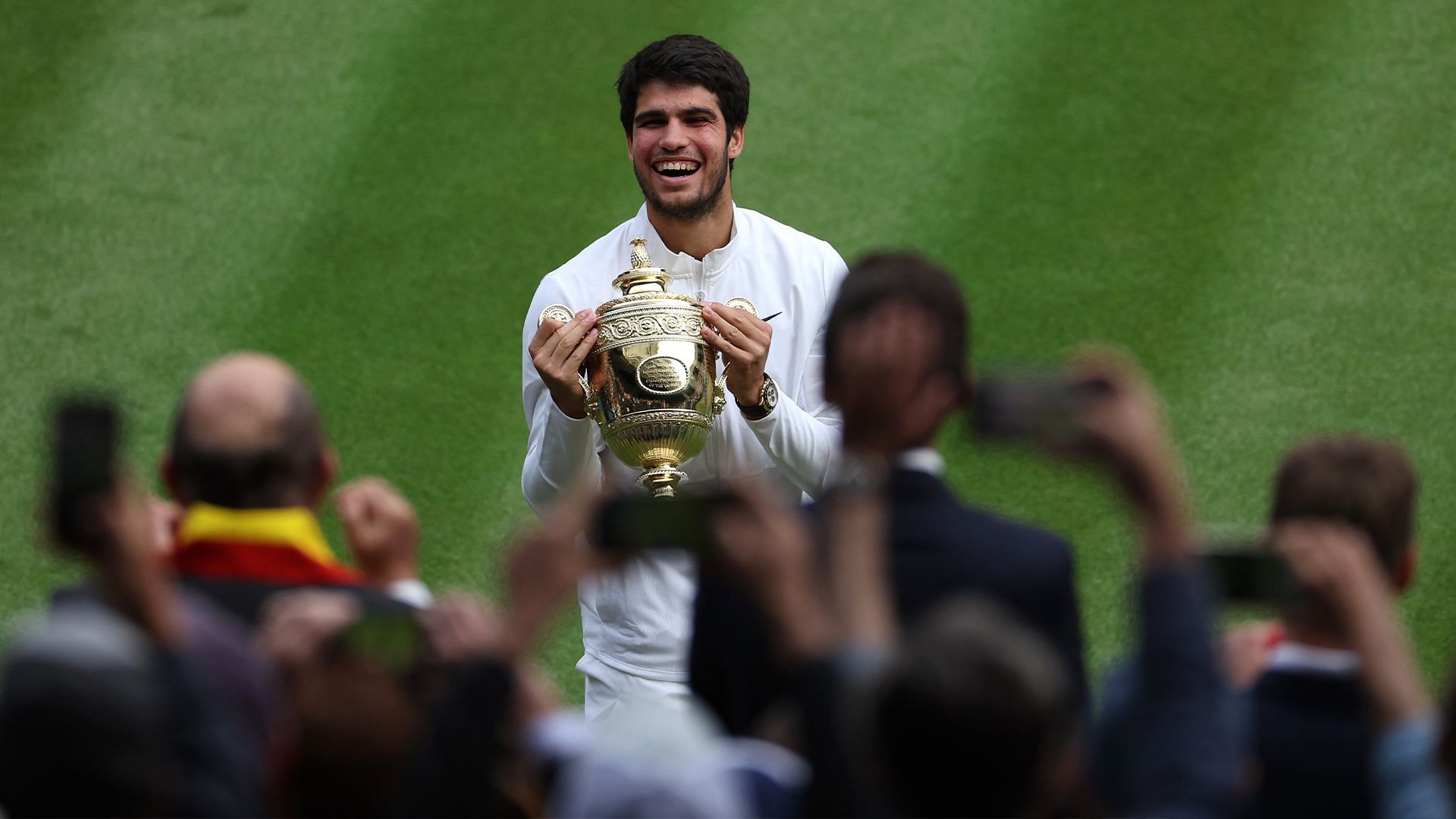 Carlos Alcaraz celebrates his 2023 Wimbledon win