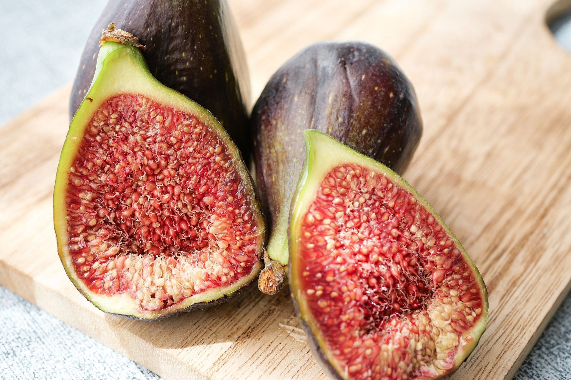 Health benefits of figs. (Image via Pexels/ Towfiqu Barbhuiya)