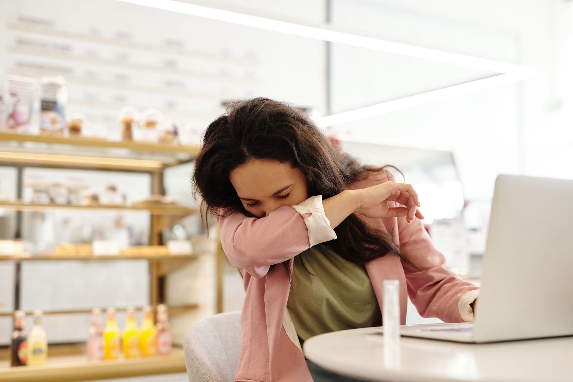 Sneeze covered by the elbow (Image source/ Pexels)