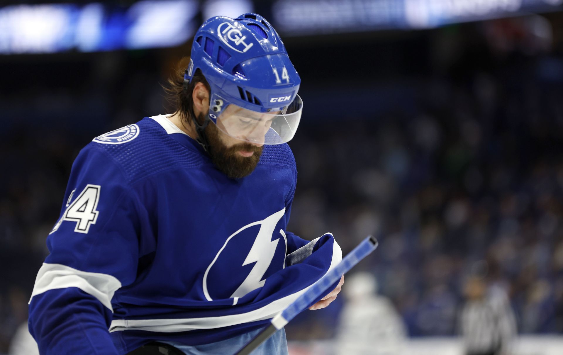 Lightning sign forward, Pat Maroon