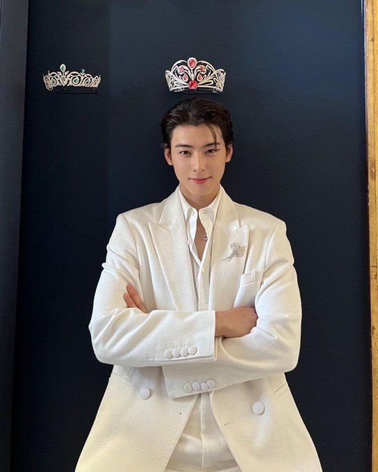 Cha Eunwoo's look for his visit to Chaumet's historic address wins the  internet: Shining brighter than those diamonds