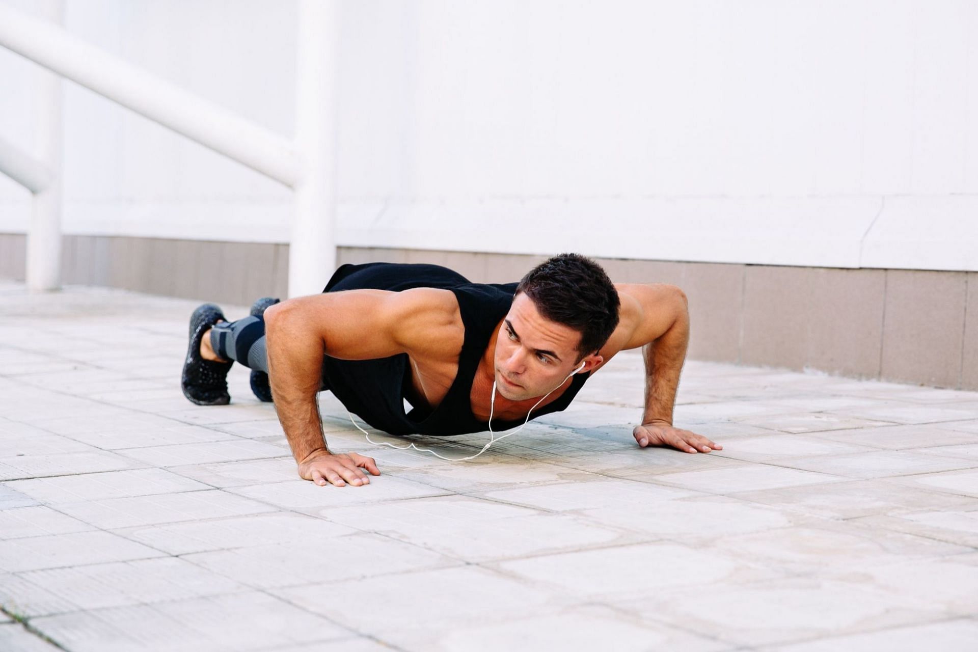 There are differences between standard plank and RKC plank. (Photo via Freepik/ freepic.diller)