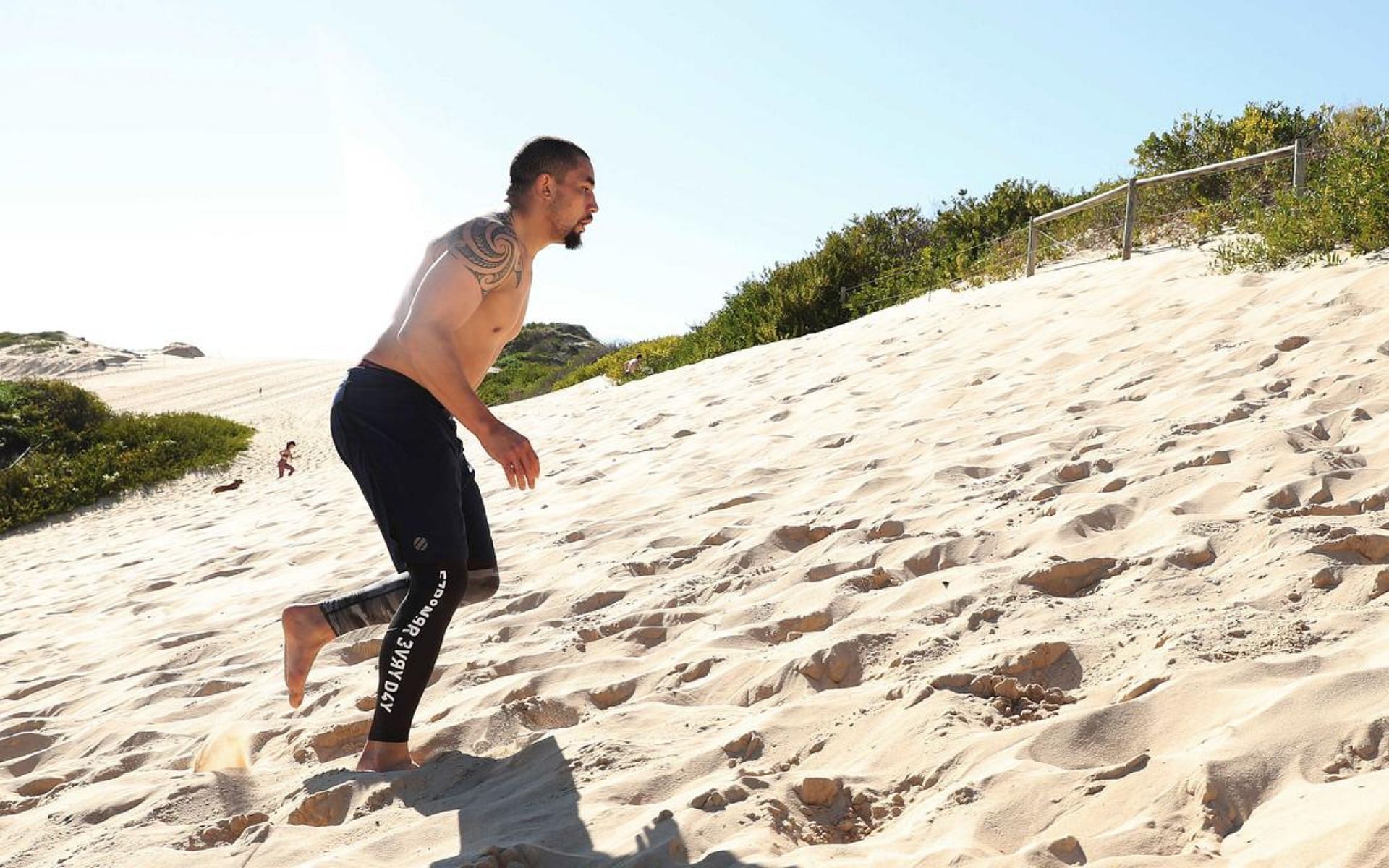 Robert Whittaker running up a sandhill [Image courtesy: www.dailytelegraph.com.au]