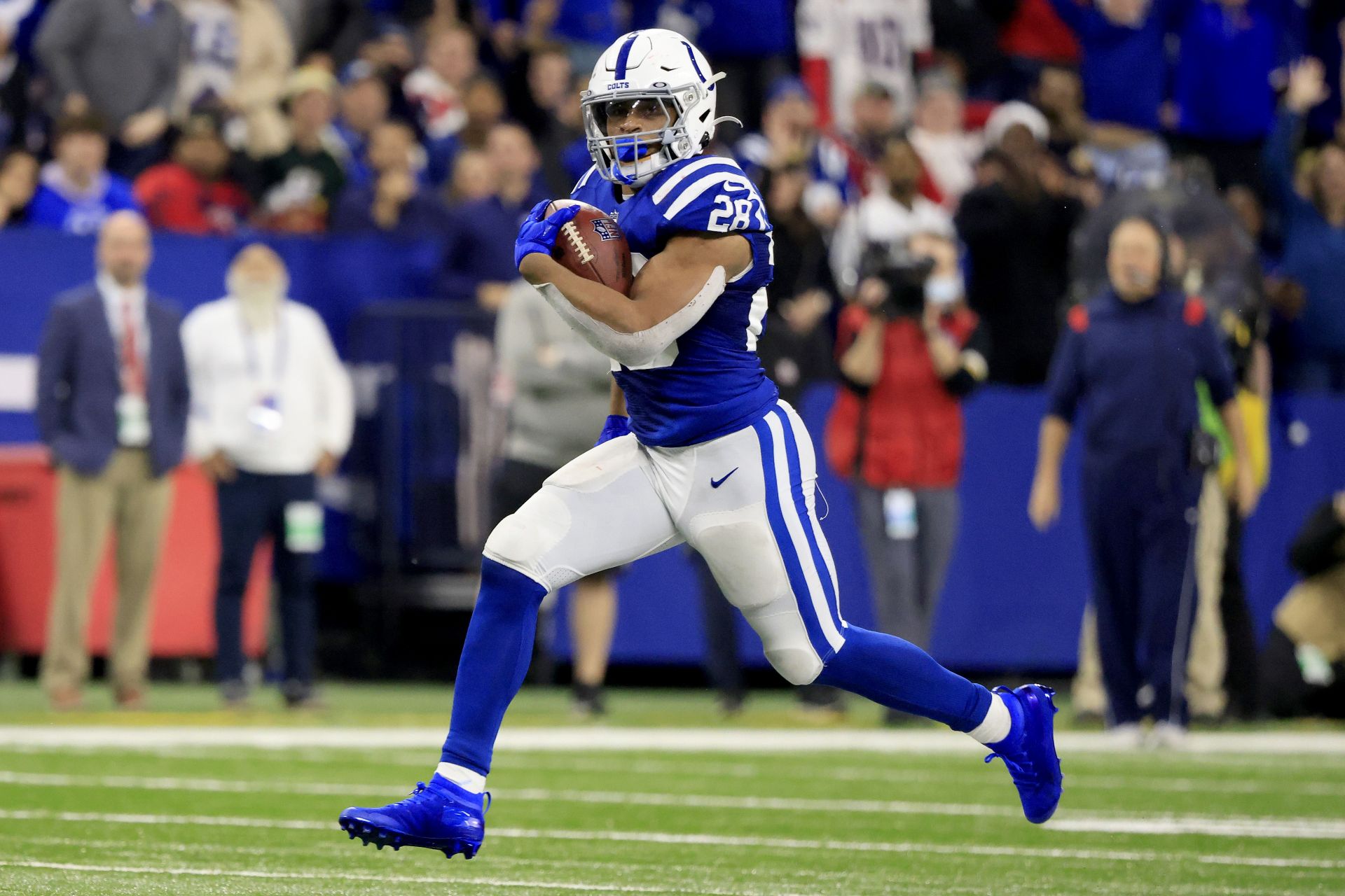 Colts, Jonathan Taylor run over Patriots