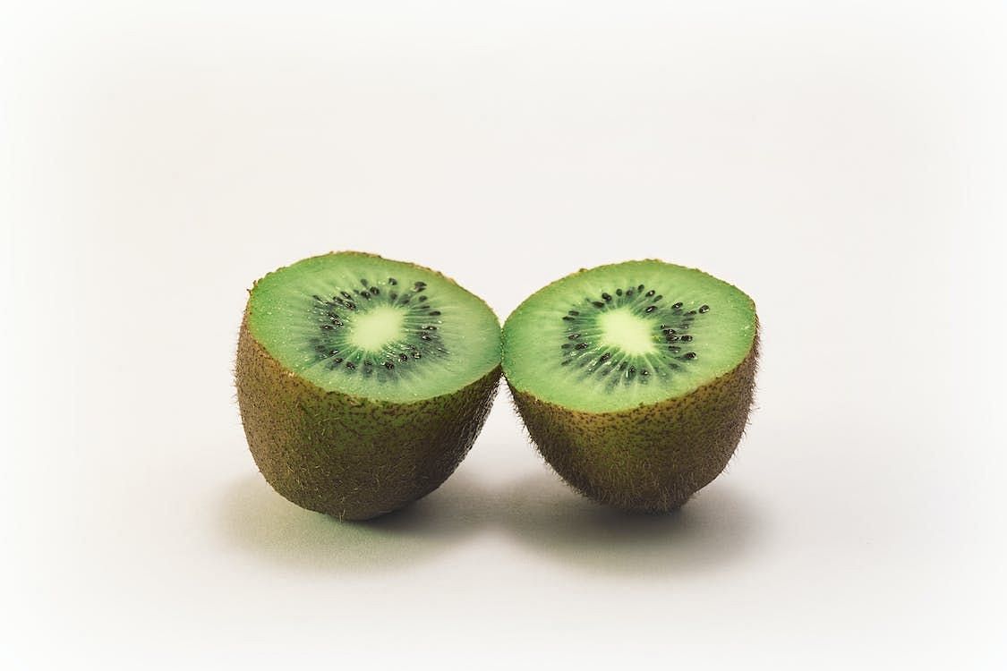 can you eat kiwi skin?  The texture, flavor, and potential health issues of the fruit