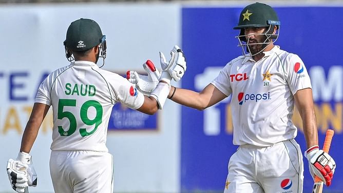 SL vs PAK : बाबर आजम की फ्लॉप पारी के बाद संभला पाकिस्तान, युवा बल्लेबाजों ने जड़े अर्धशतक