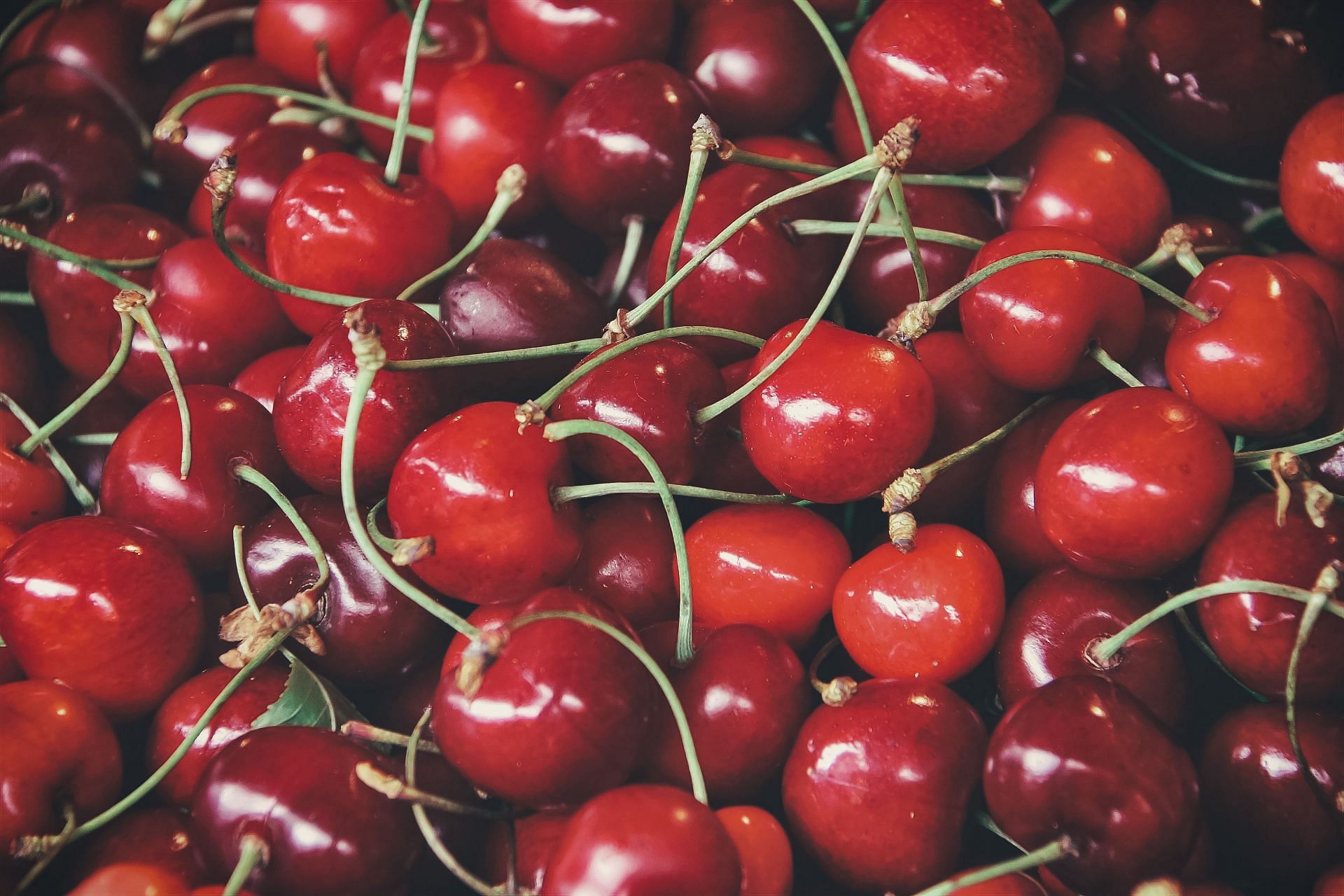 Foods to reduce gout- Cherries help in lowering uric acid levels. (Image via Pexels/ Simon Berger)