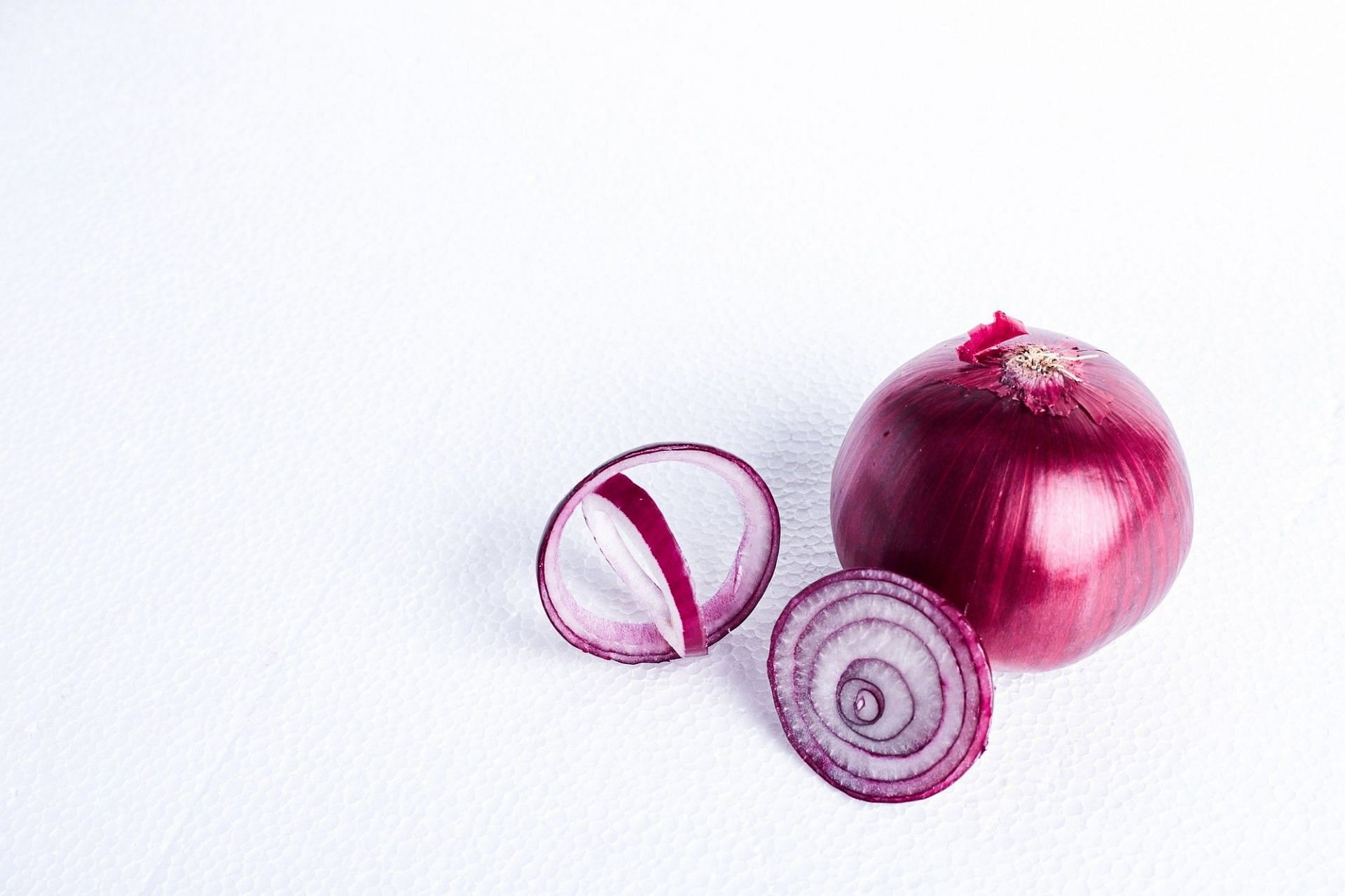 Onion juice can ease symptoms of sunstroke. (Photo via Freepik/azerbaijan_stockers)