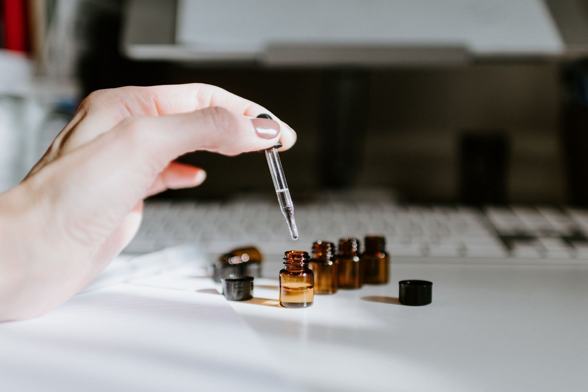 Frankincense essential oil is perfect for sensitive skin. (Image via Unsplash/ Kelly Sikkema)