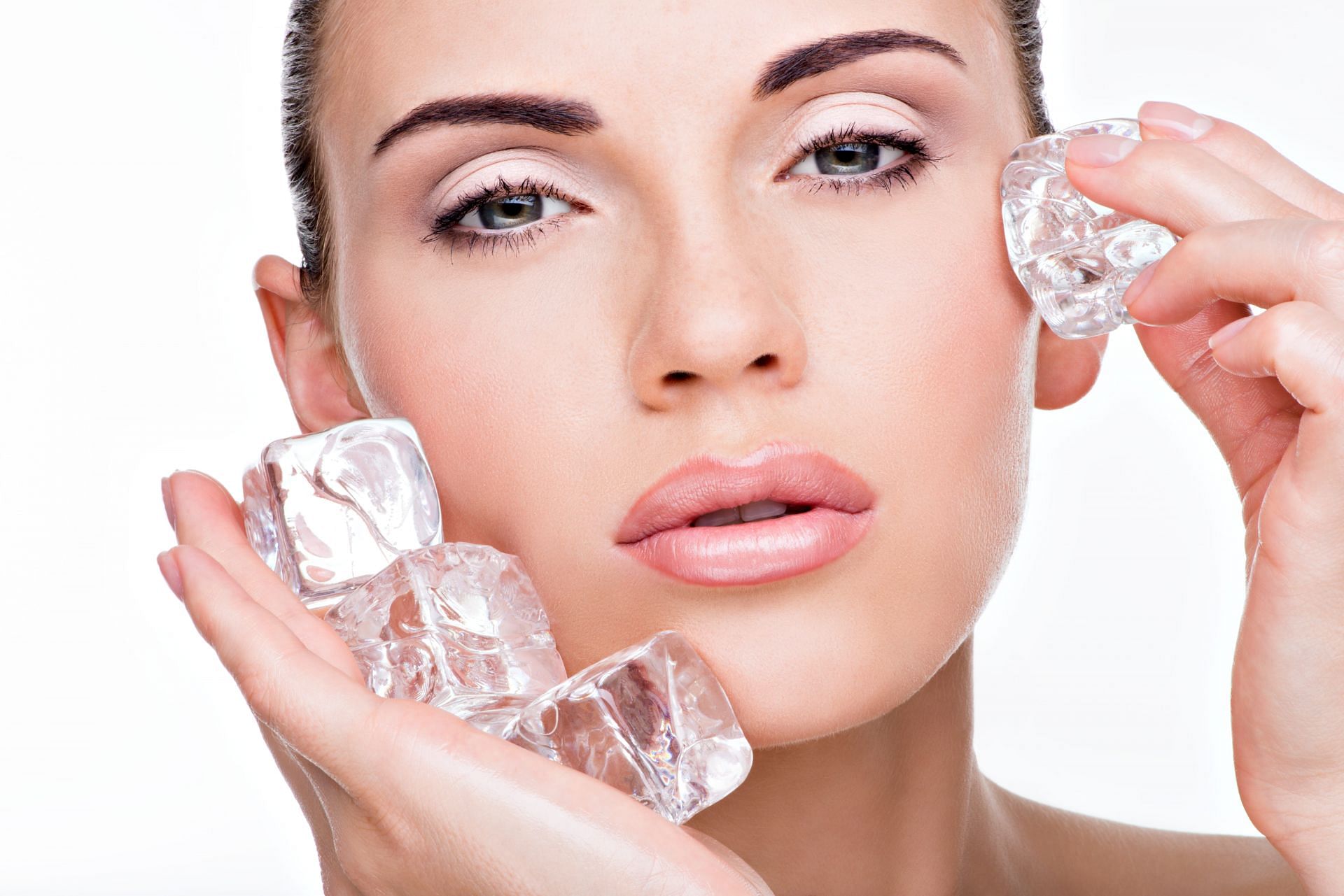 Apply ice to your face. (Image via Freepik)