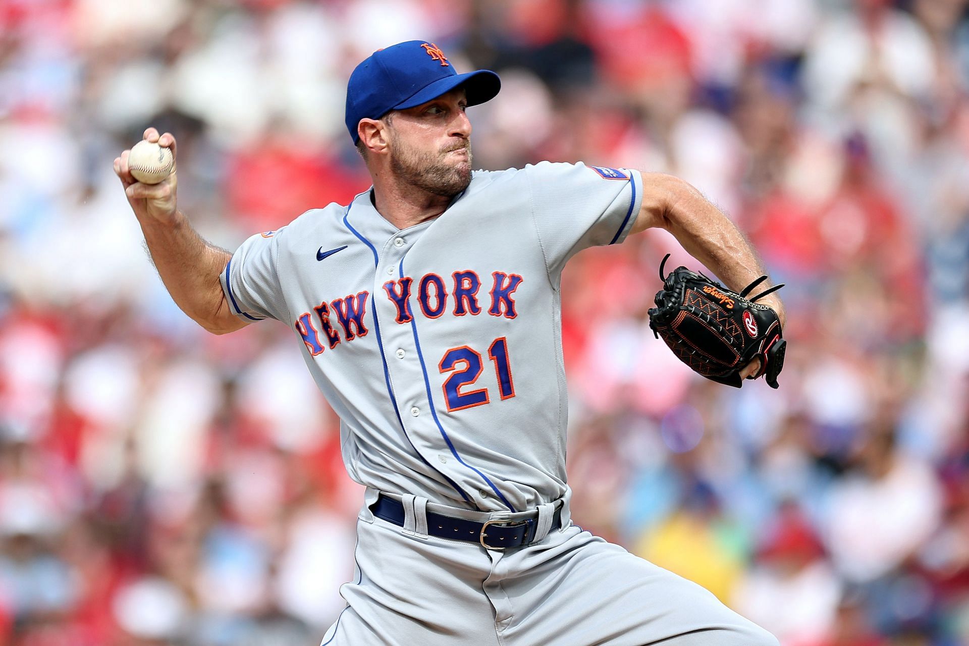 Max Scherzer of the New York Mets pitches at Citizens Bank Park