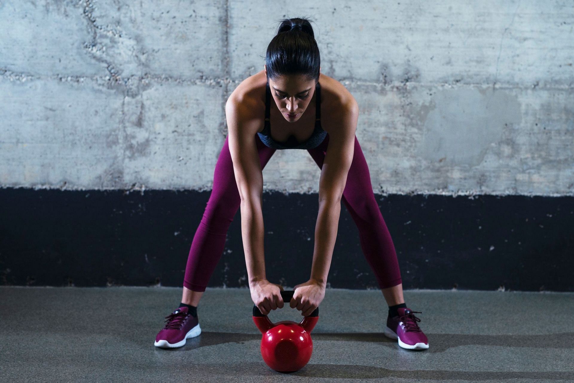 Goblet squats. (Image via Freepik)