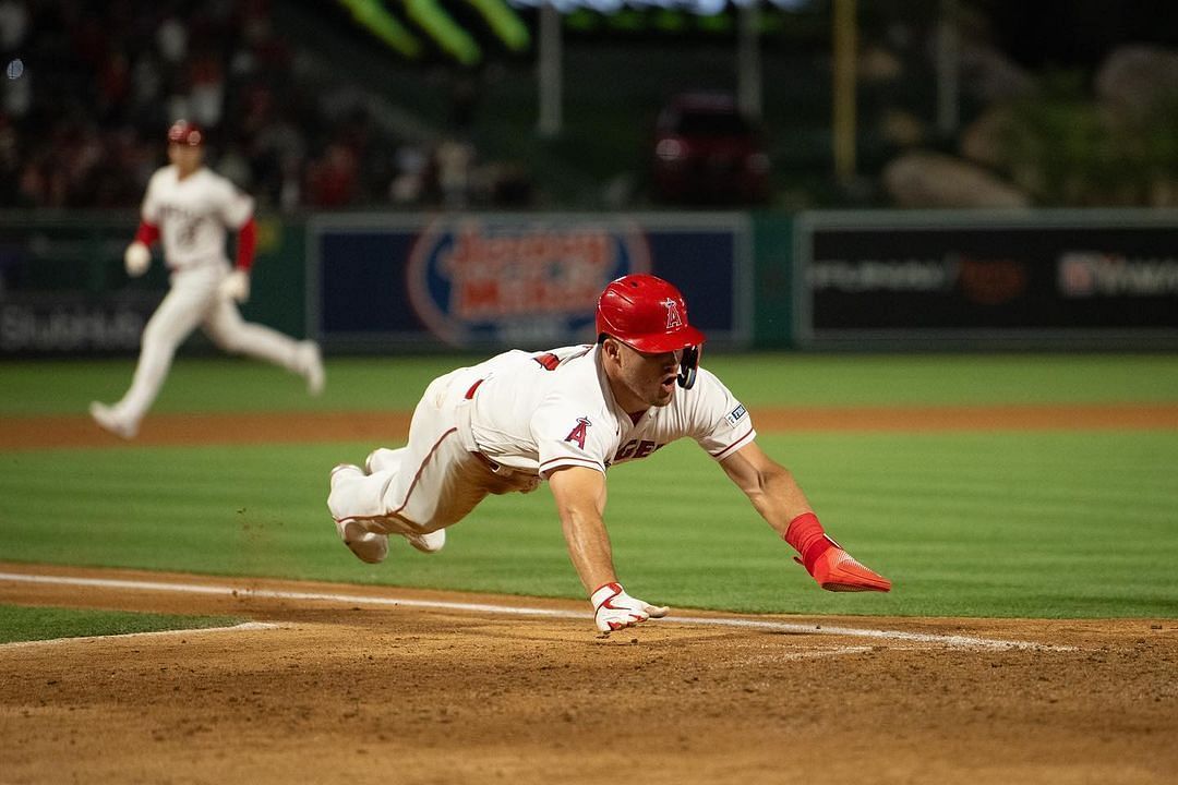 Mike Trout meets kid who pulled rare baseball card