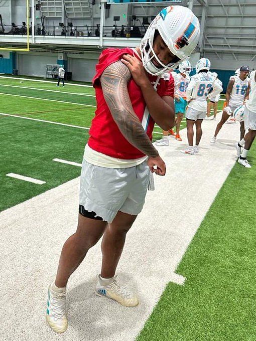 Tua Tagovailoa gets flamed by fans for flaunting new tattoo - “Fake a*s Uso”