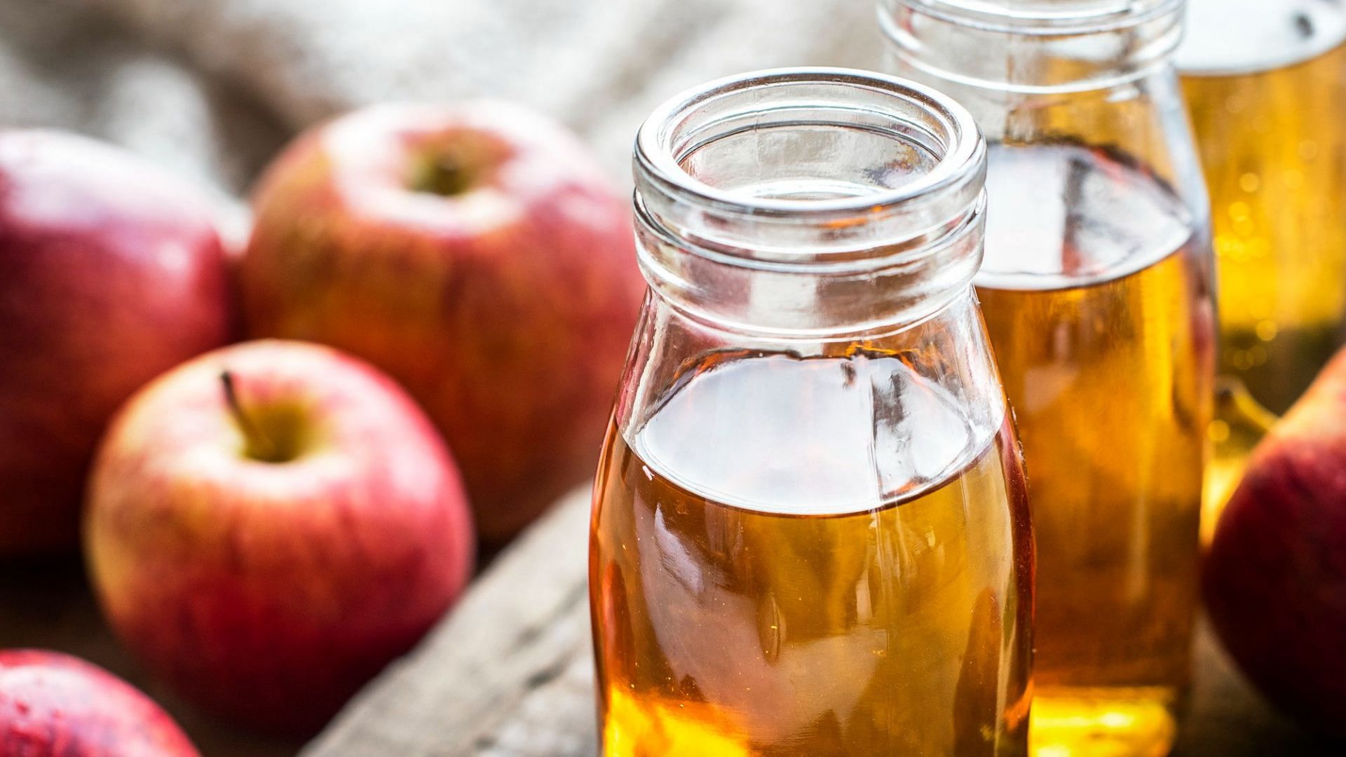 Apple cider vinegar benefits for hair include repairing dry and damaged hair. (Photo via Freepik)