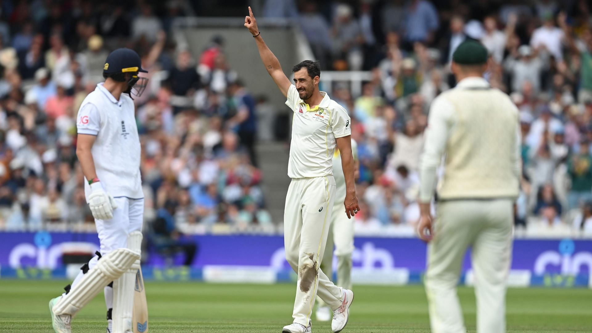 Mitchell Starc picked up some crucial wickets in the 2nd Ashes Test for the Aussies.