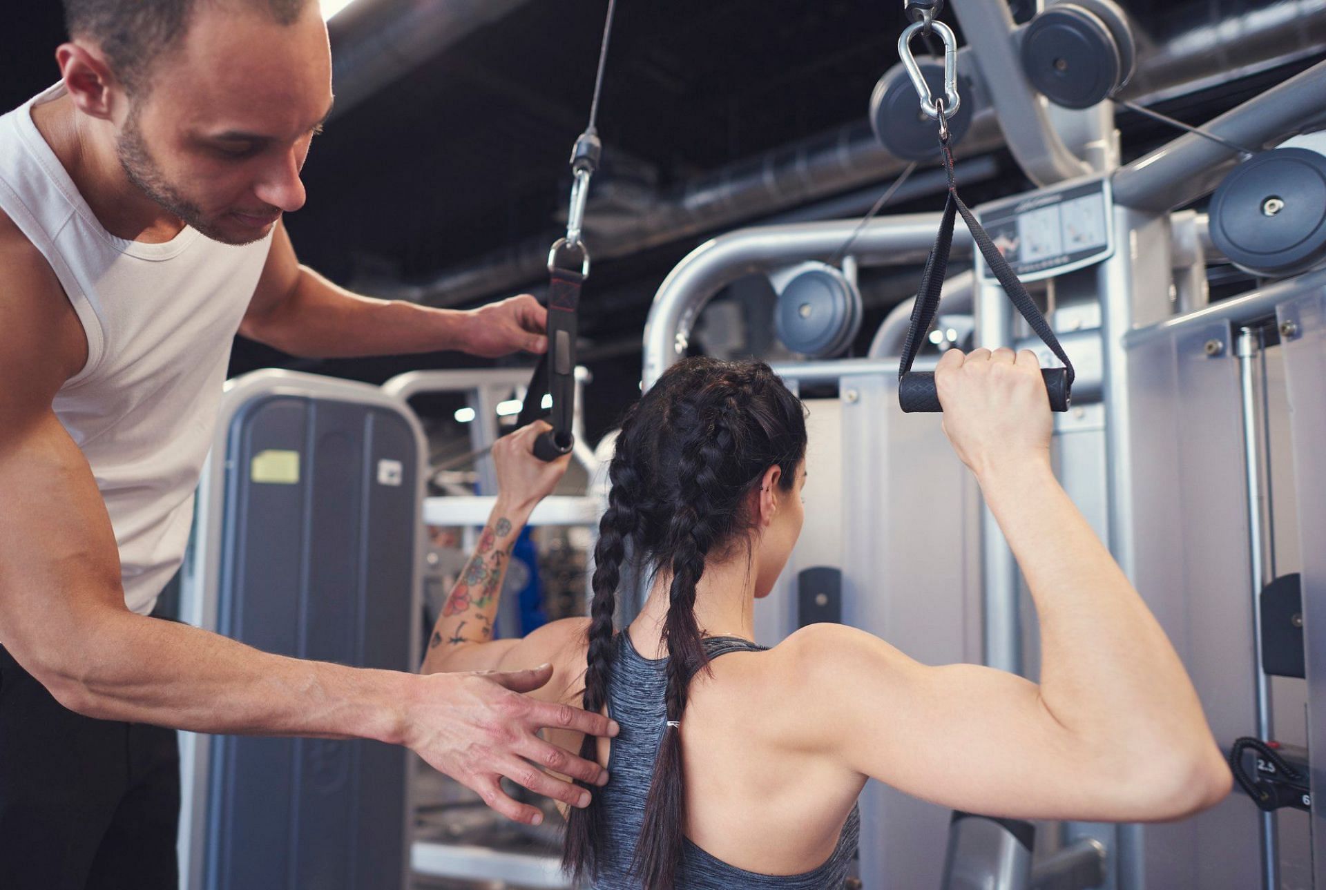 Lat pulldowns. (Image via Freepik)