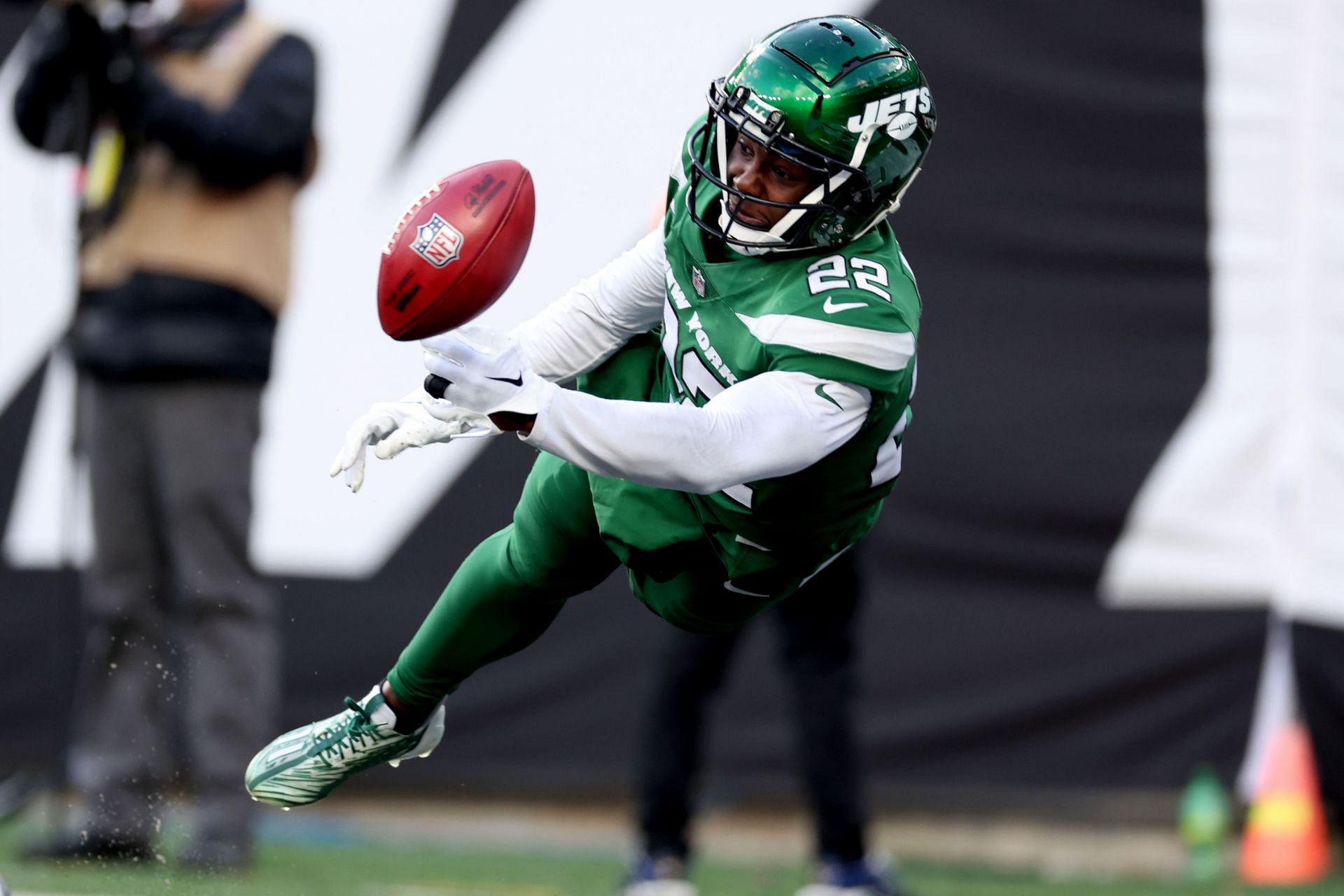 New York Jets safety Tony Adams (22) defends against the Atlanta