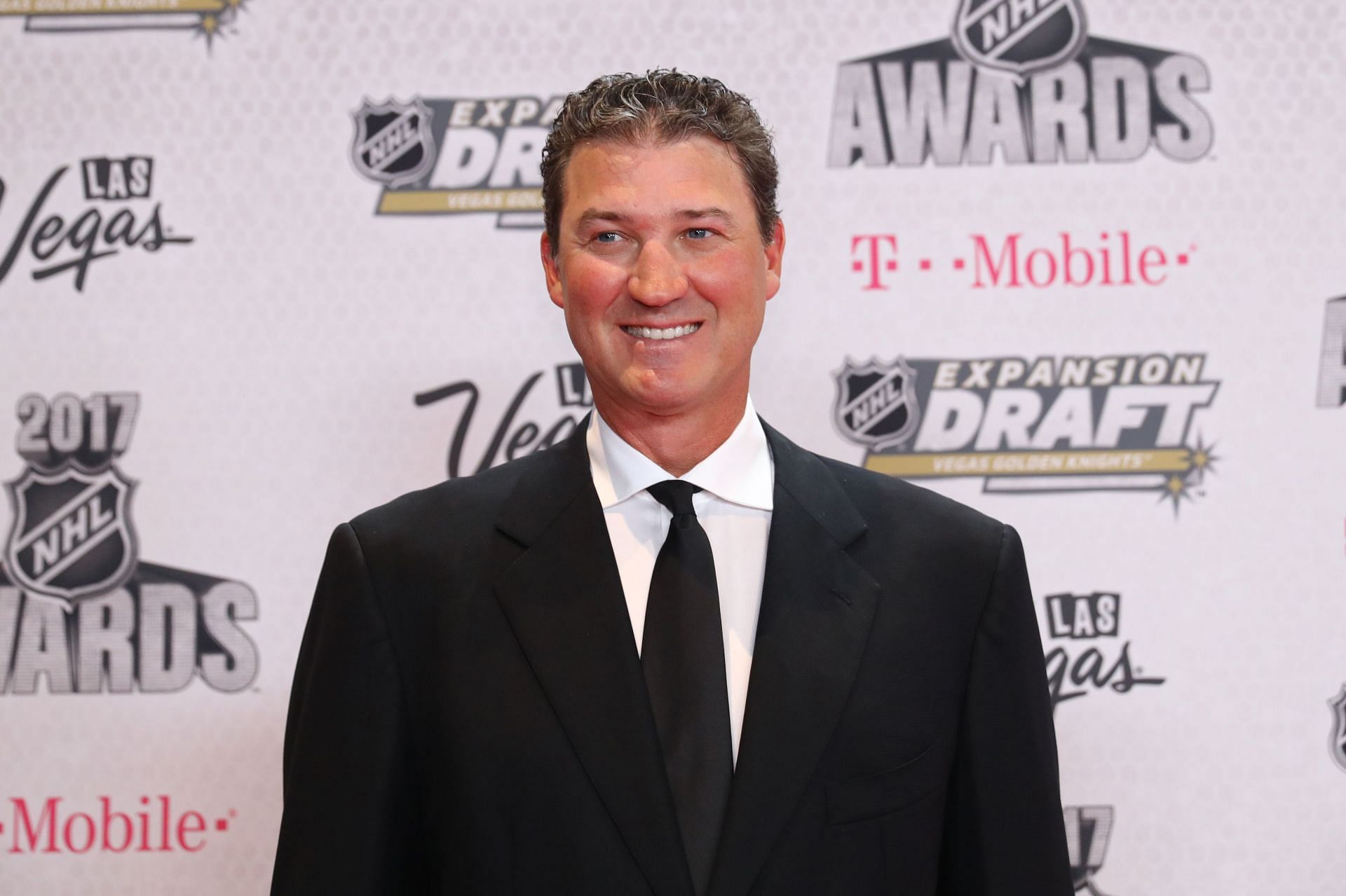 Mario Lemieux has his #66 retired by the Penguins