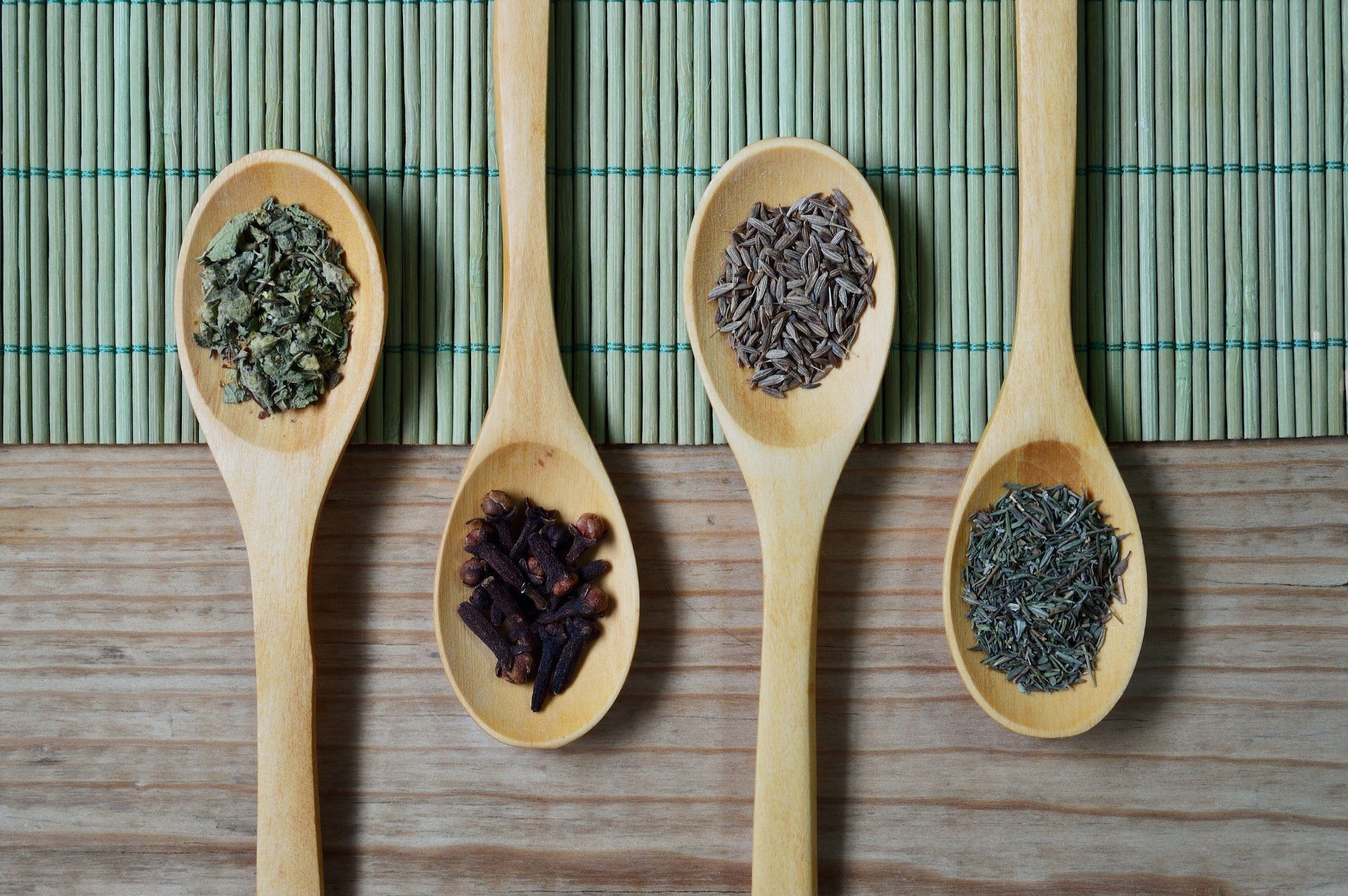 Herbs to lower cholesterol (Photo via Pexels/Miguel &Aacute;. Padri&ntilde;&aacute;n)