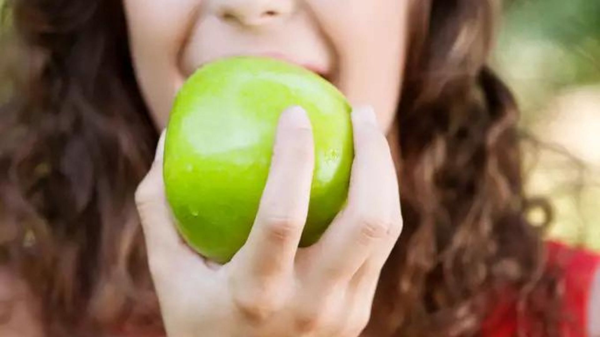 हरा सेब चबाना मौखिक स्वास्थ्य के लिए उत्तम!
