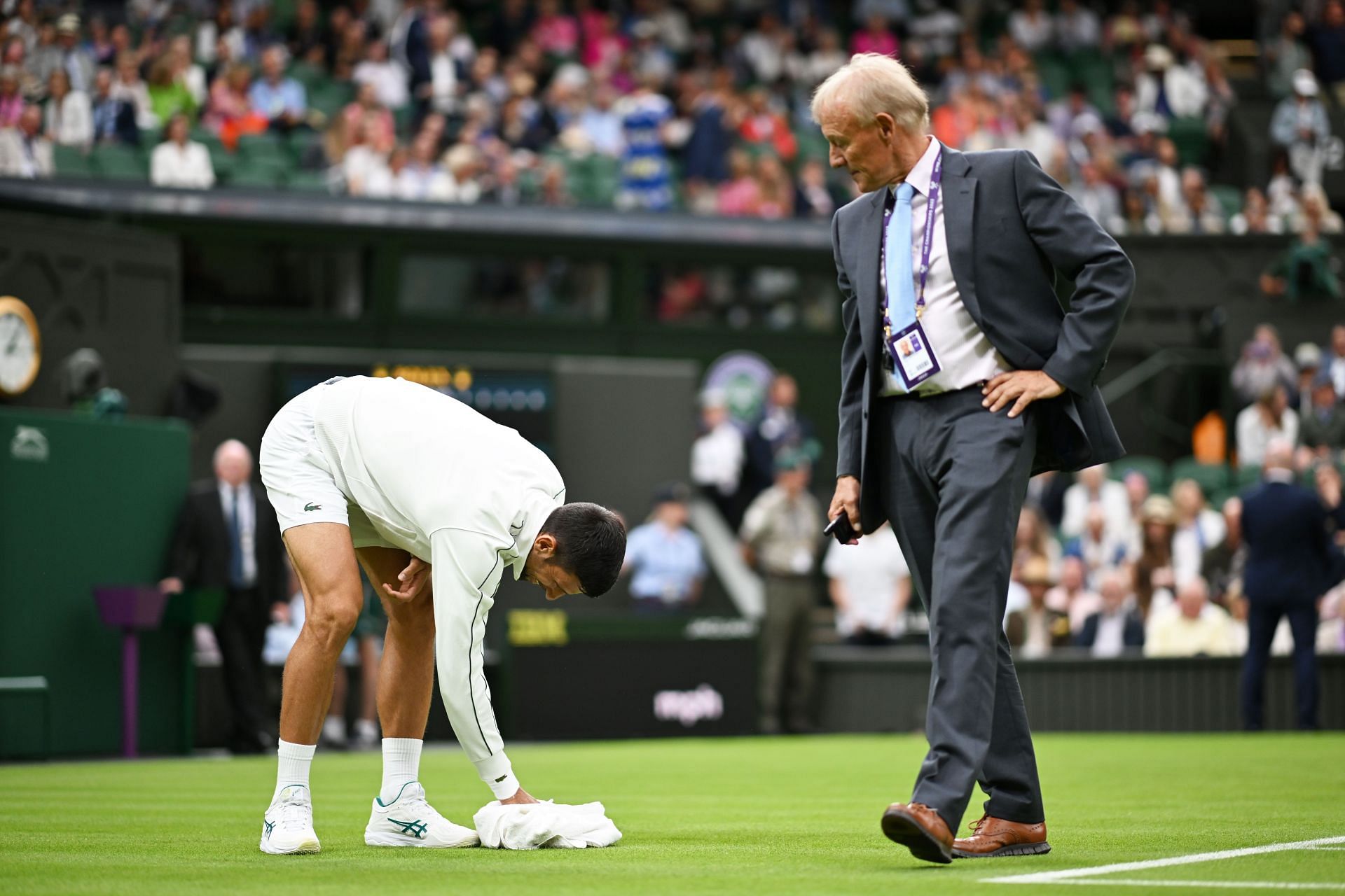 Djokovic mops up in the presence of Wimbledon officials