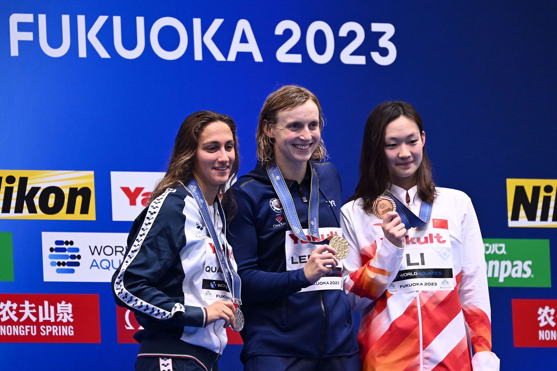 Simona Quadarella (L), Katie Ledecky (C), and Bingjie Li at the 2023 World Aquatics Championships.