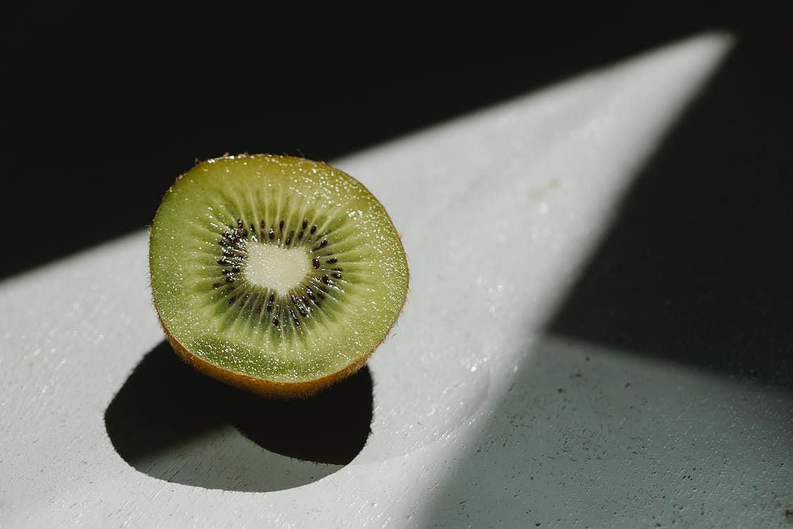 Kiwi skin has a high fiber content, which aids in digestion. (Any Lane/Pexels)