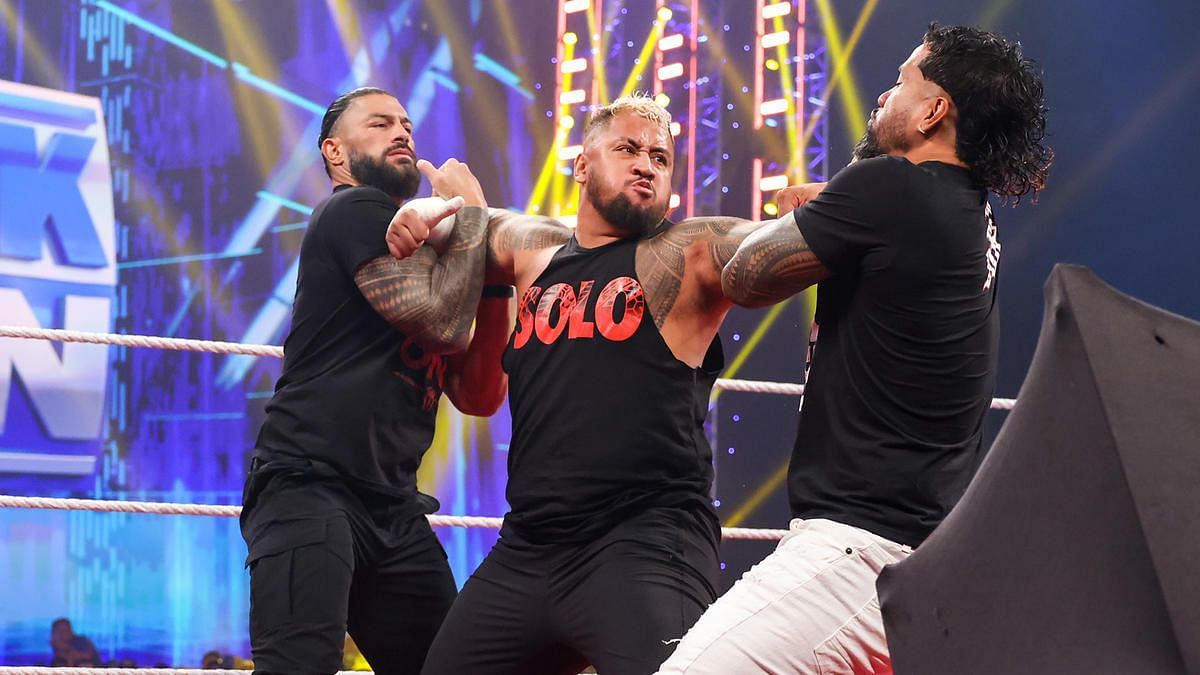 Roman Reigns came between Solo Sikoa and Jey Uso on SmackDown!