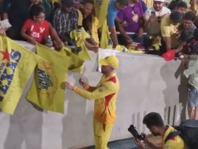 [Watch] Fans sing 'Happy Birthday' for TSK captain Faf du Plessis after MLC 2023 opening match