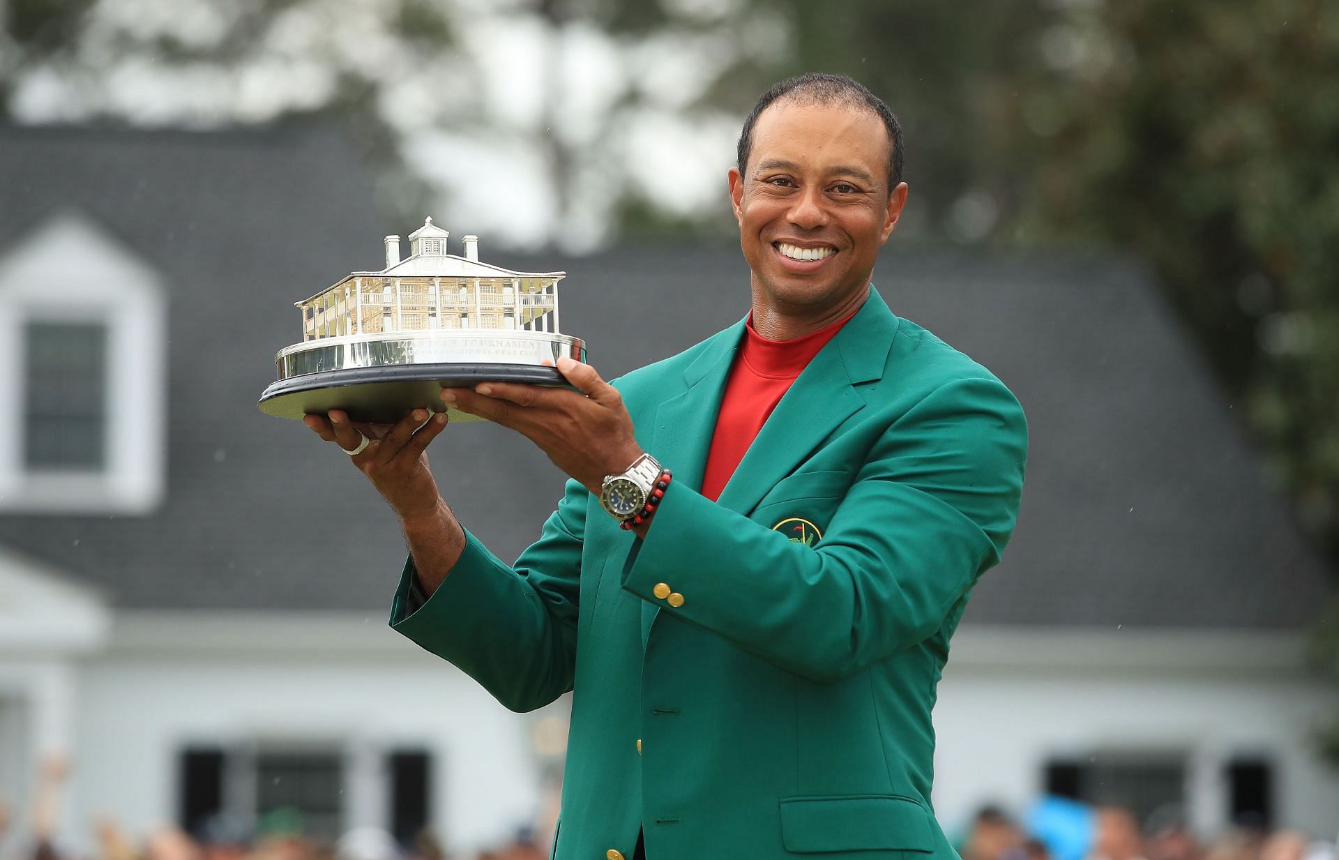 Tiger Woods holding The Masters trophy, 2019 (via Getty Images)