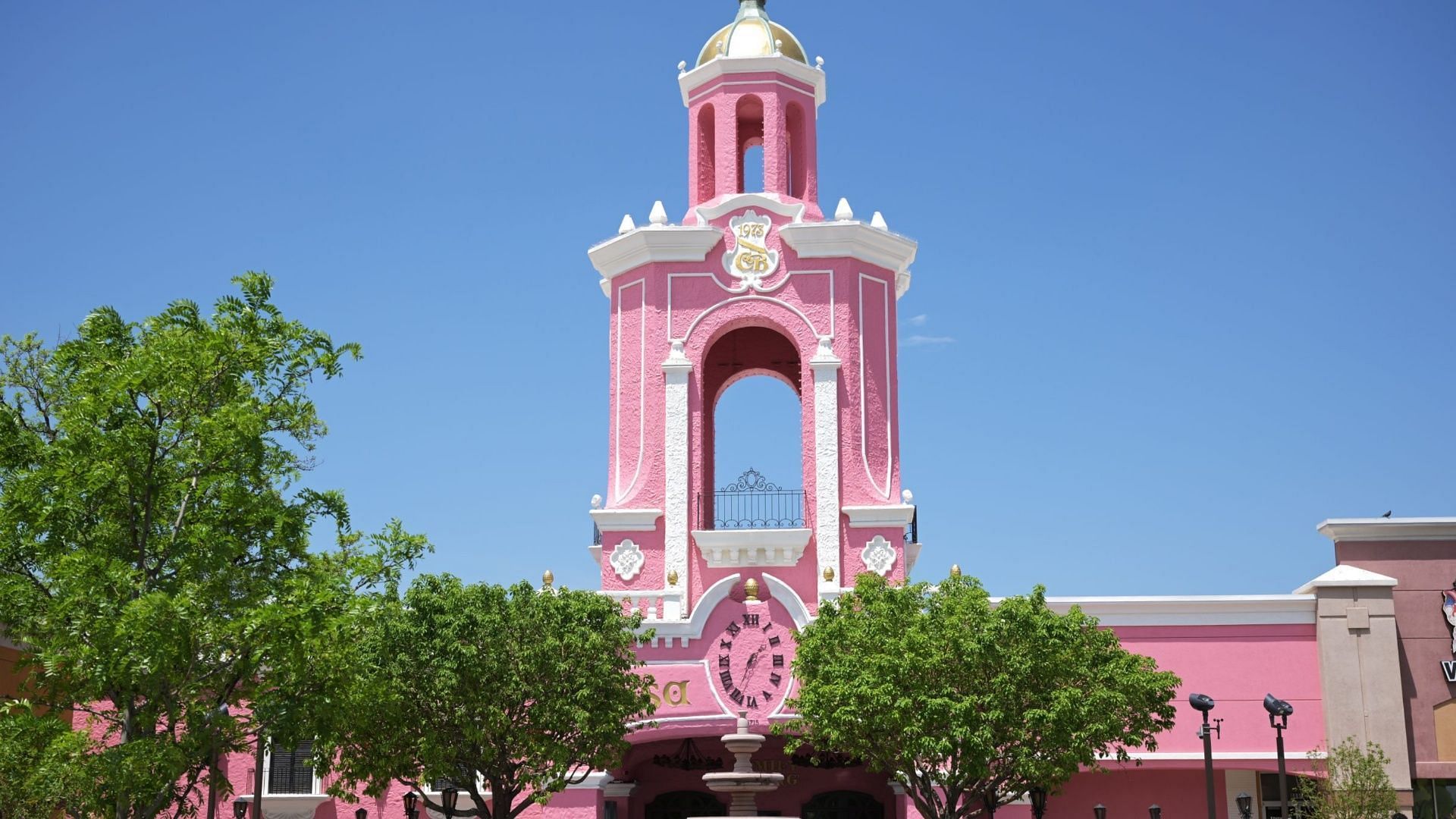 Casa Bonita applies a new no tips and a $30-an-hour wage policy (Image via Hyoung Chang / The Denver Post / Getty Images)