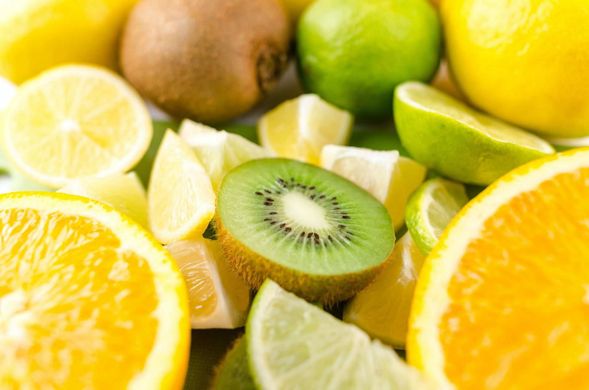 Kiwis, Lemons and other citrus fruits are sources of vitamin C (Image via Pexels).