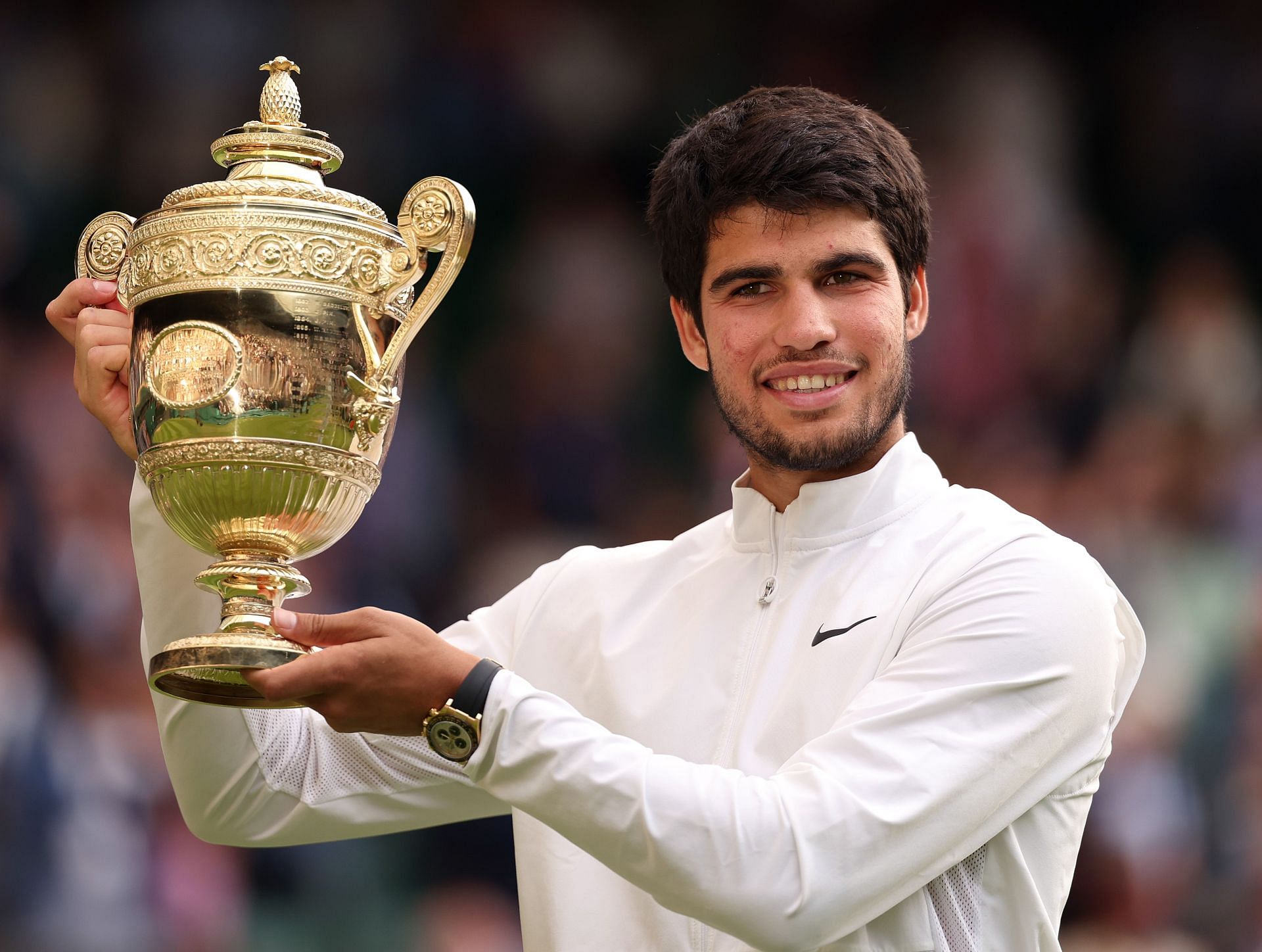 Carlos Alcaraz with the 2023 Wimbledon Championhips trophy