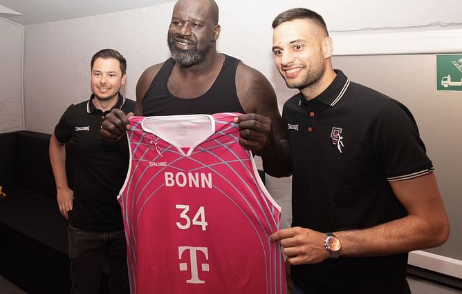 Shaquille O'Neal shows up at Bonn as "DJ Diesel" and gets a Jersey whilst performing at #6 club in the world