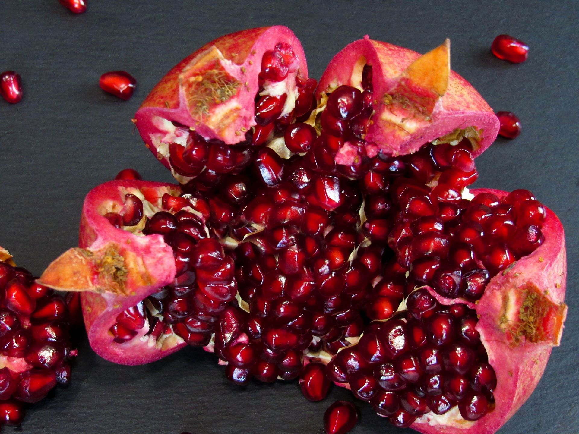 Benefits of eating pomegranate seeds (Image via Unsplash / Karyna Panchenko)