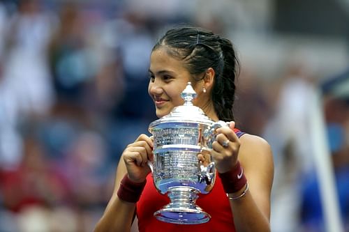 Emma Raducanu wilh the 2021 US Open trophy.